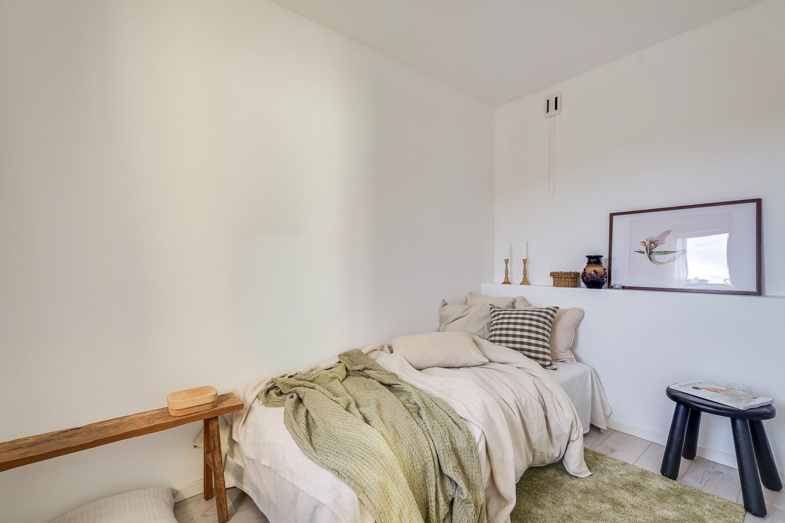 Koselig soverom med plass for seng og oppbevaringsmøbel. Galleribilde