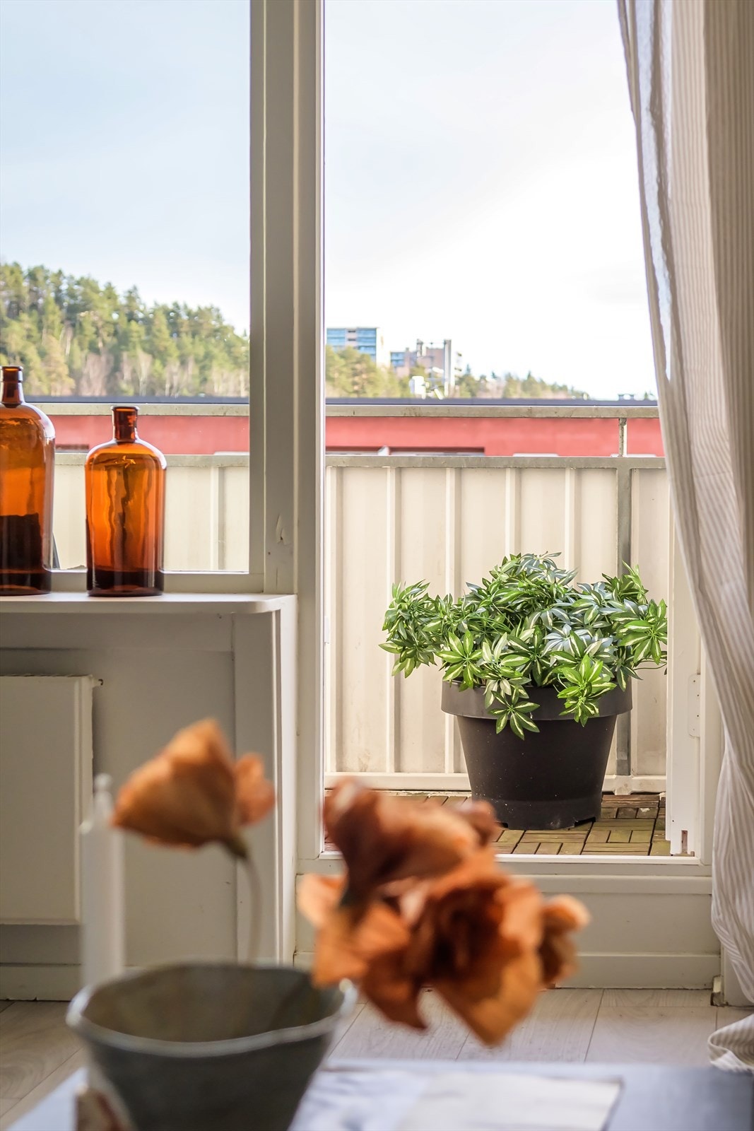 Fra stuen er det utgang til balkong. Galleribilde