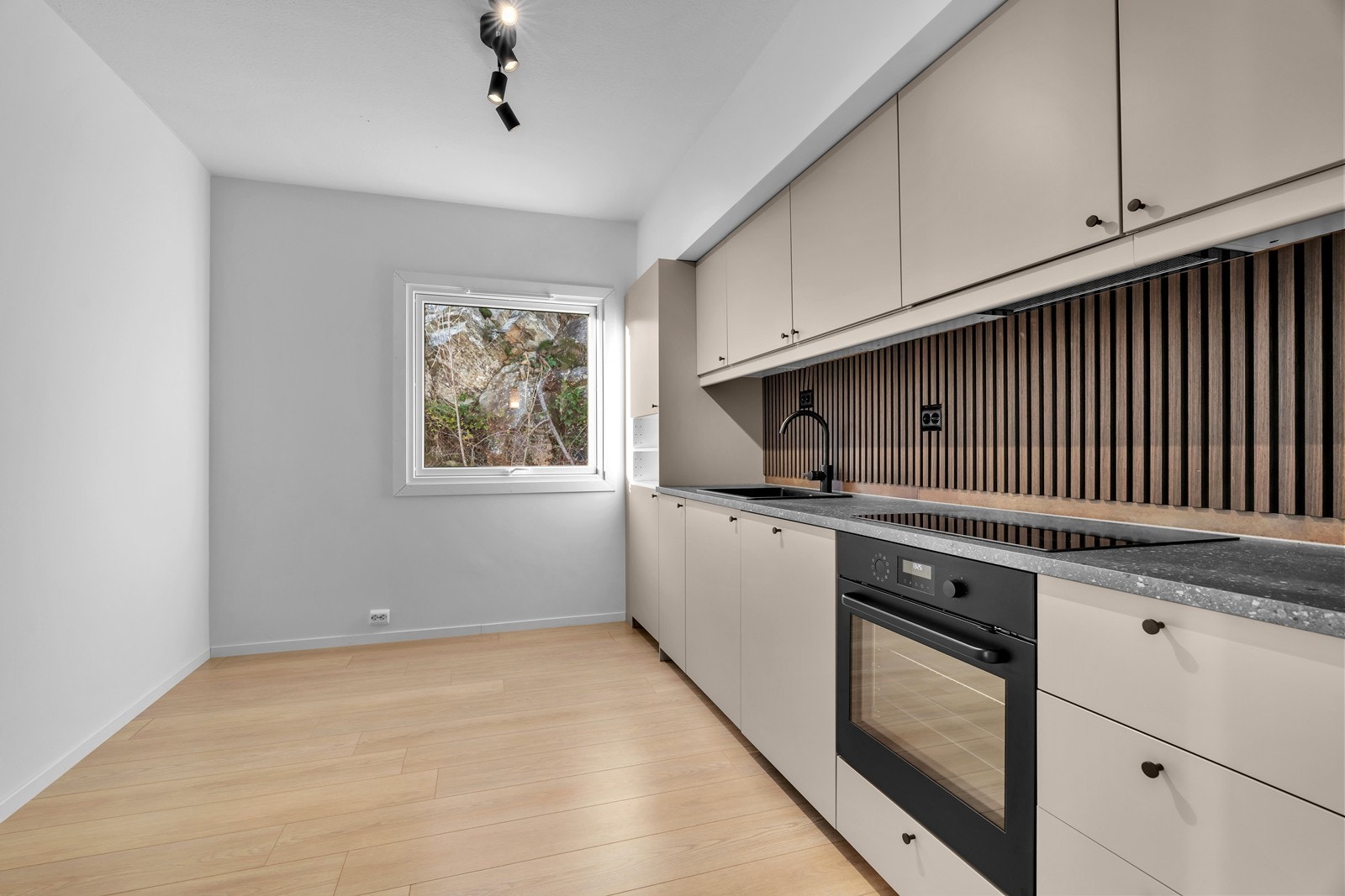 Nytt, pent kjøkken fra Ikea med integrerte hvitevarer Galleribilde