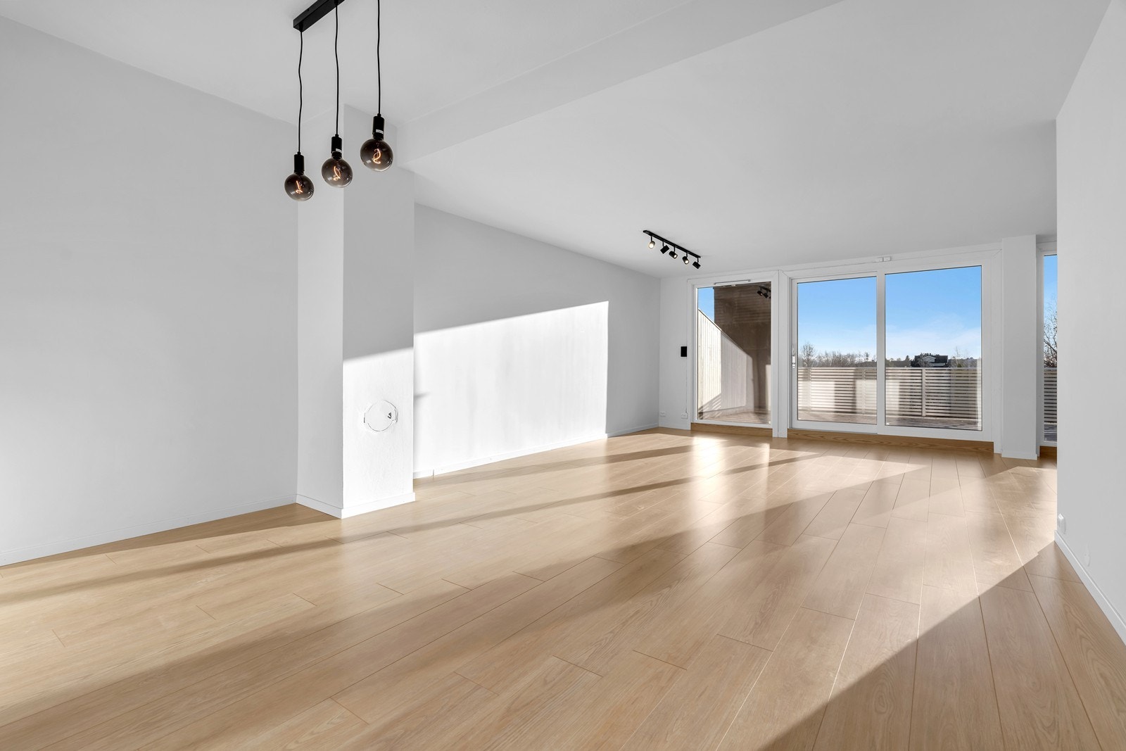 Innvending er leiligheten pusset opp i 2025 med nye gulv og overflater Galleribilde