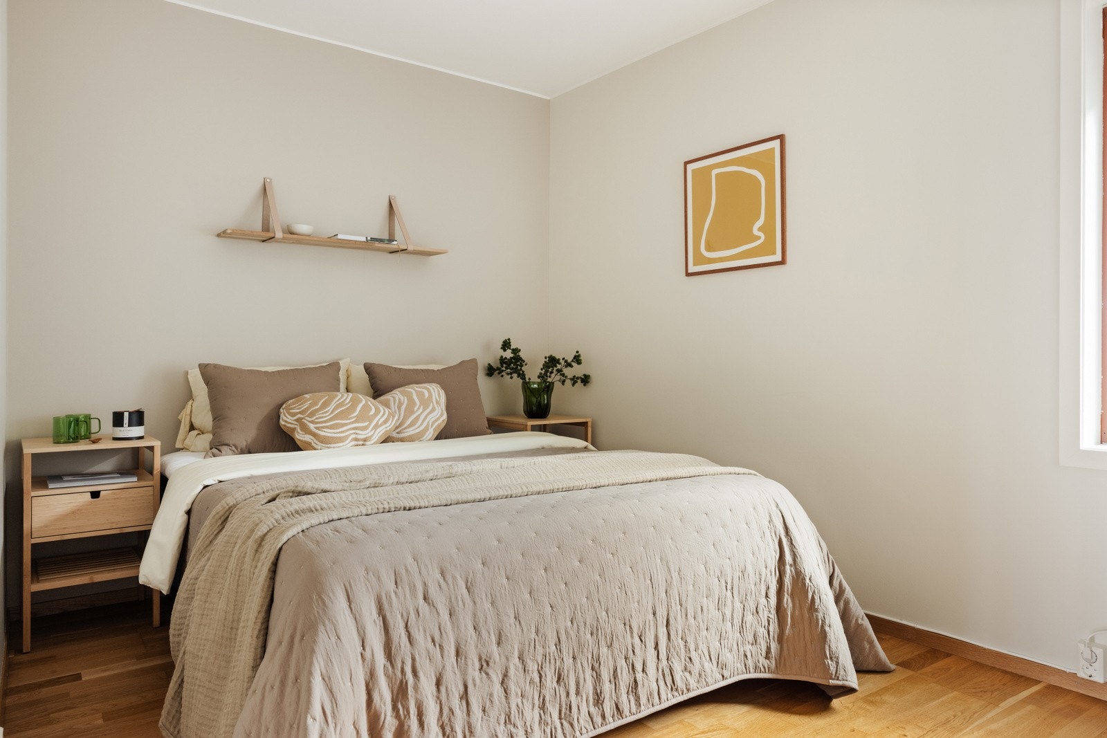 Soverom med plass til dobbeltseng Galleribilde