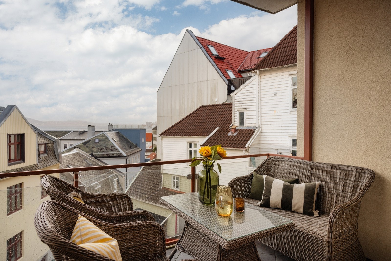 Veranda med utsikt over Skutevikens tak og byfjorden Galleribilde