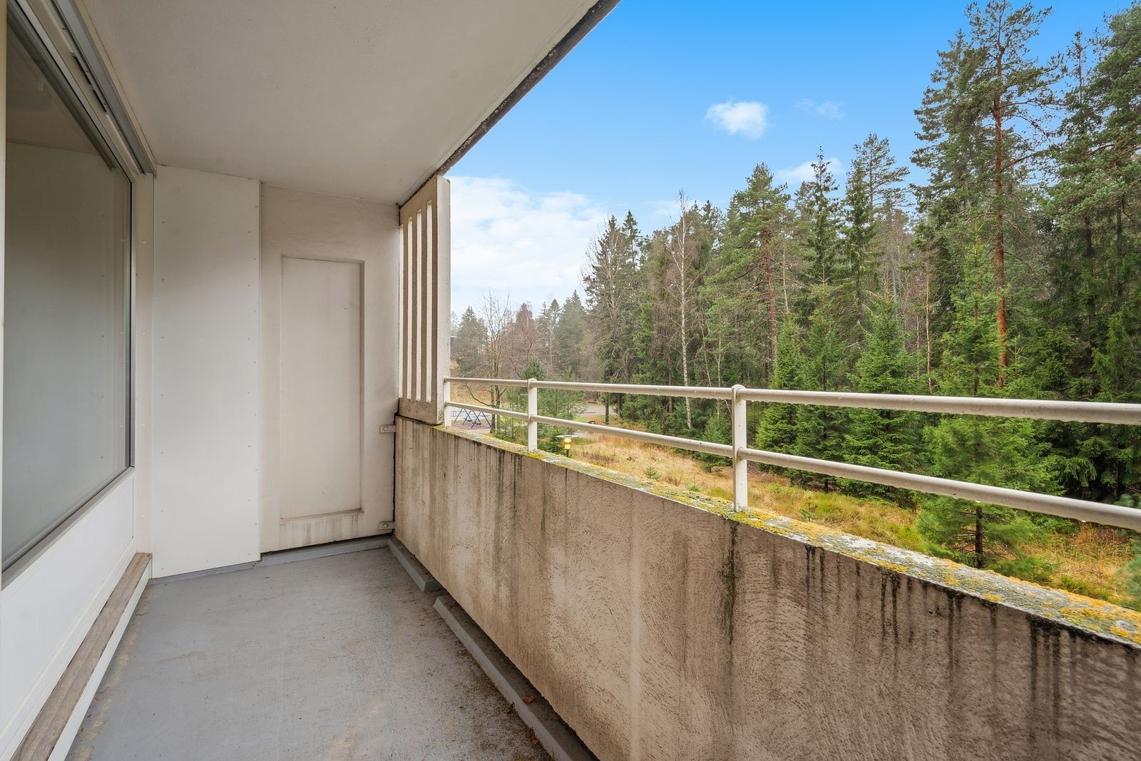 Balkong med plass utemøblement og fin utsikt mot marka Galleribilde