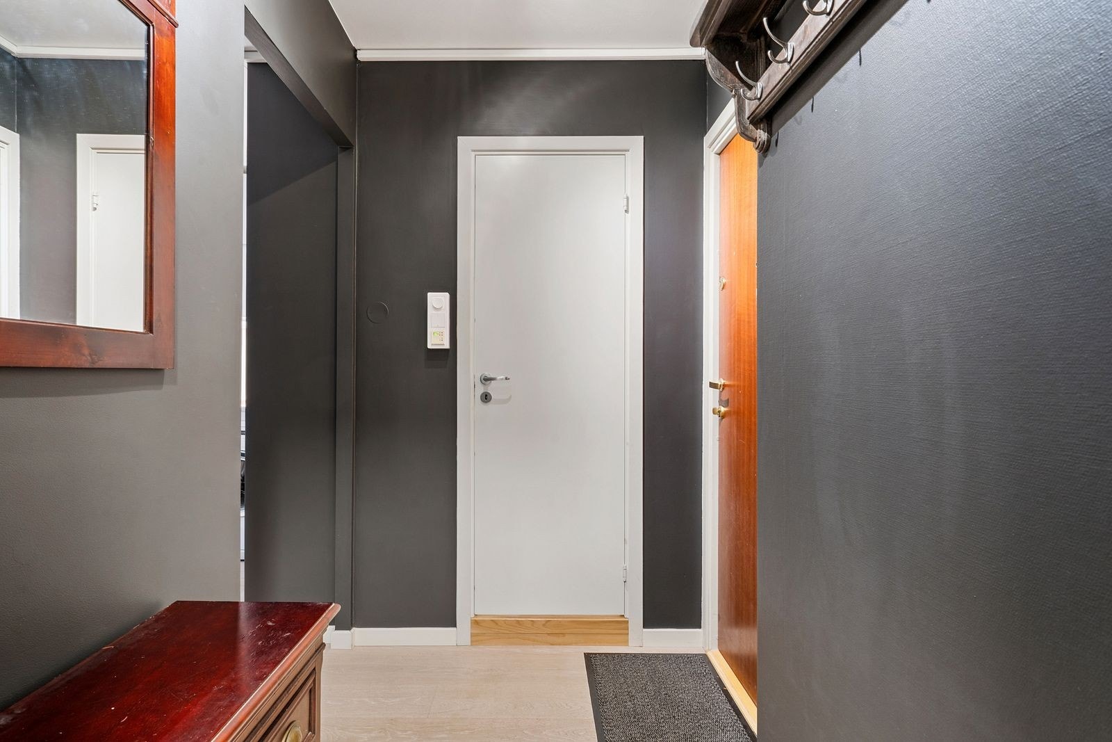 Velkomme inn! entre med plass til oppheng av klær og sko samt innvendig bod Galleribilde