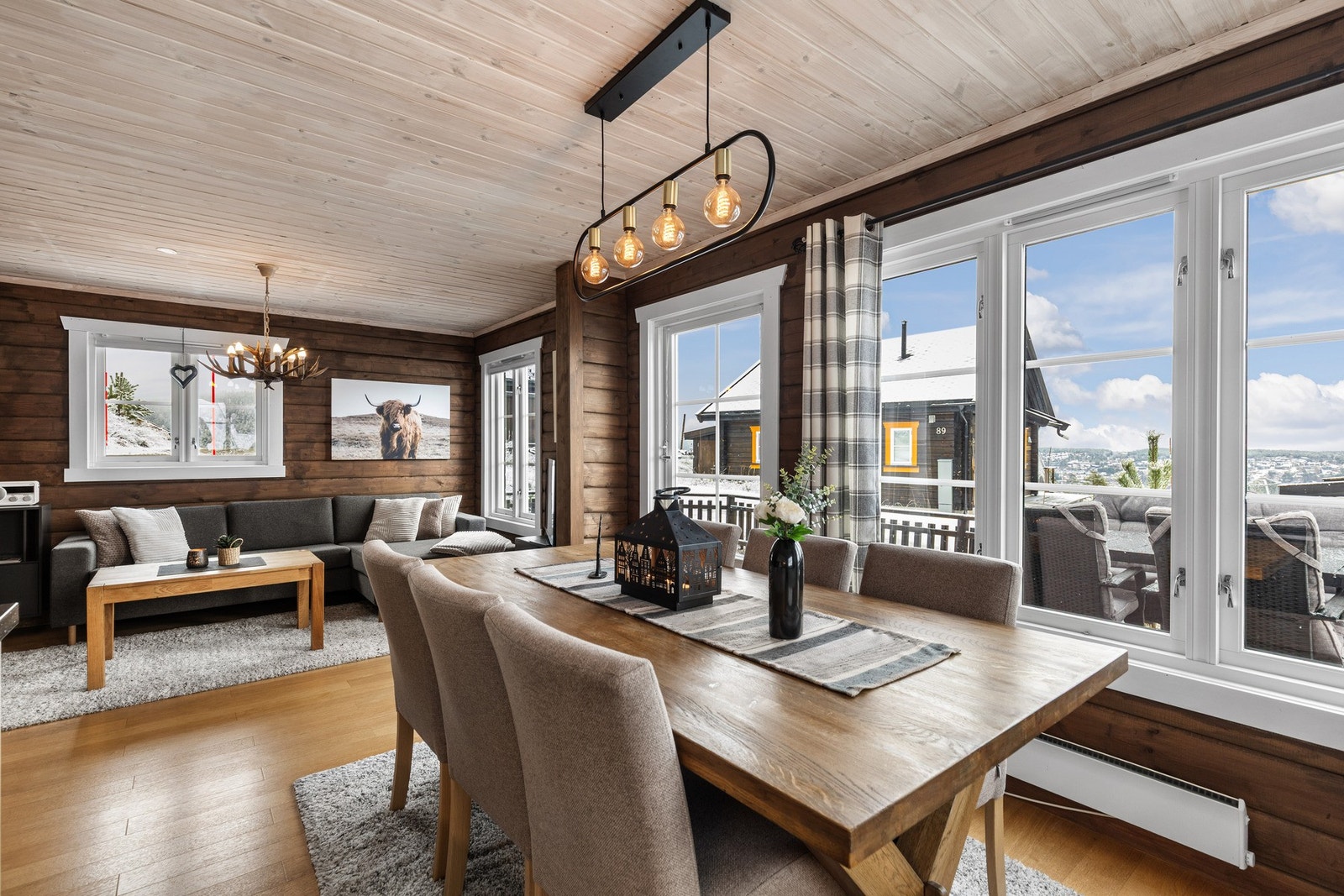 Velholdt og tradisjonell hytte over to plan, med lun atmosfære og god standard fra 2016. Galleribilde