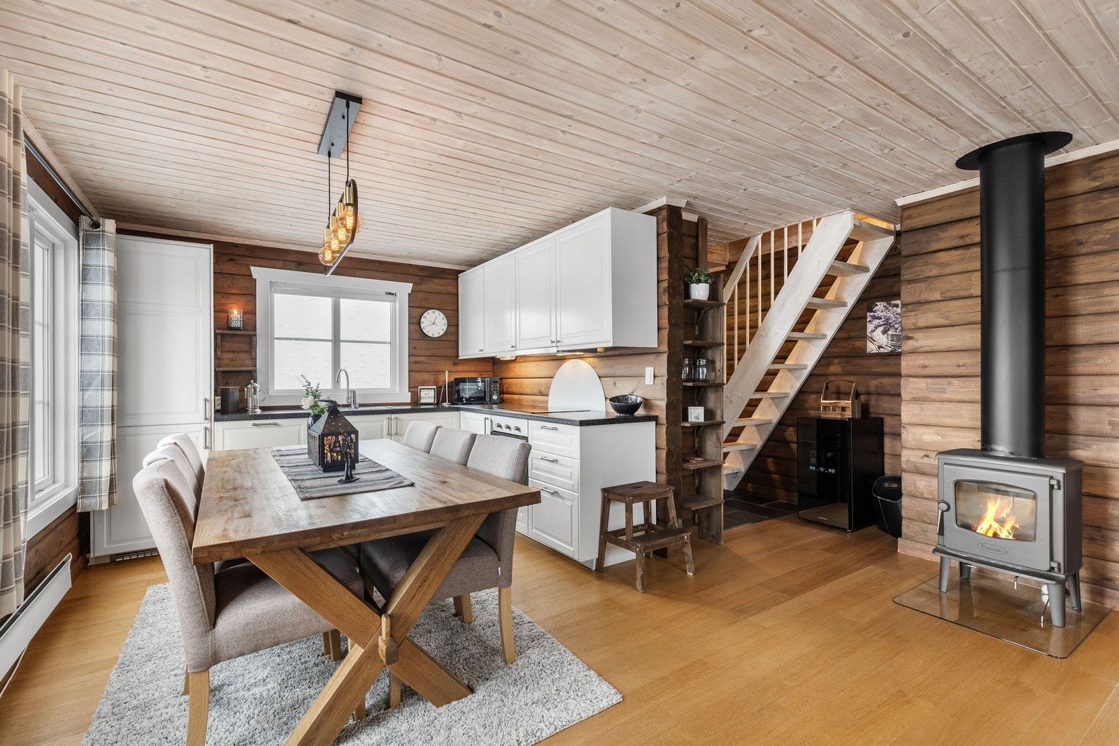 Lekkert kjøkken med integrerte hvitevarer og profilerte fronter. Galleribilde