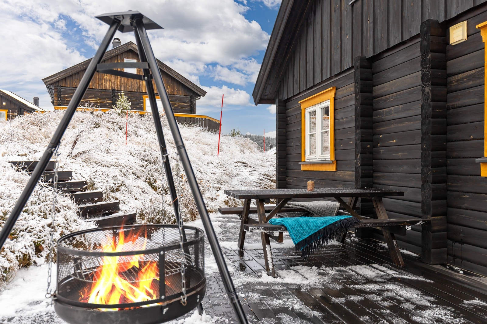 Terrassen strekker seg rundt hytten, så her kan du enkelt flytte deg etter solen. Galleribilde