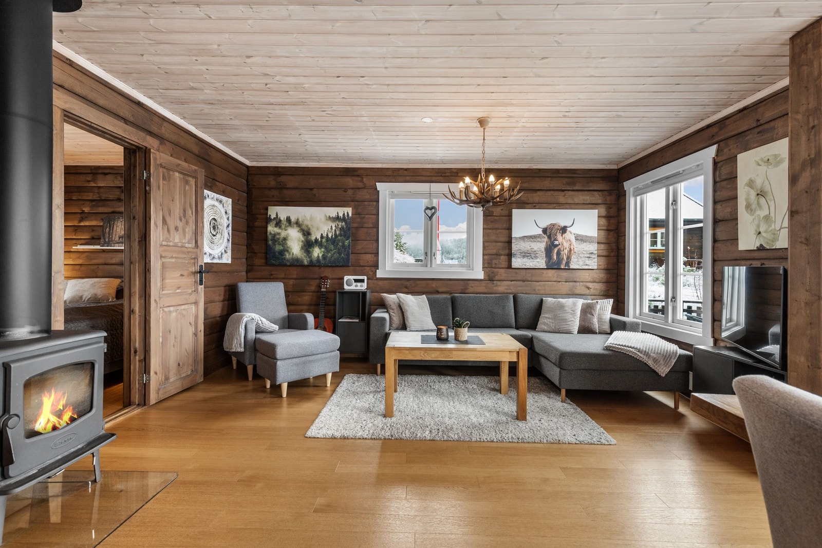 Ildsted i stuen som bidrar til en lun og koselig atmosfære, samt godt med varme på vinterhalvåret. Galleribilde