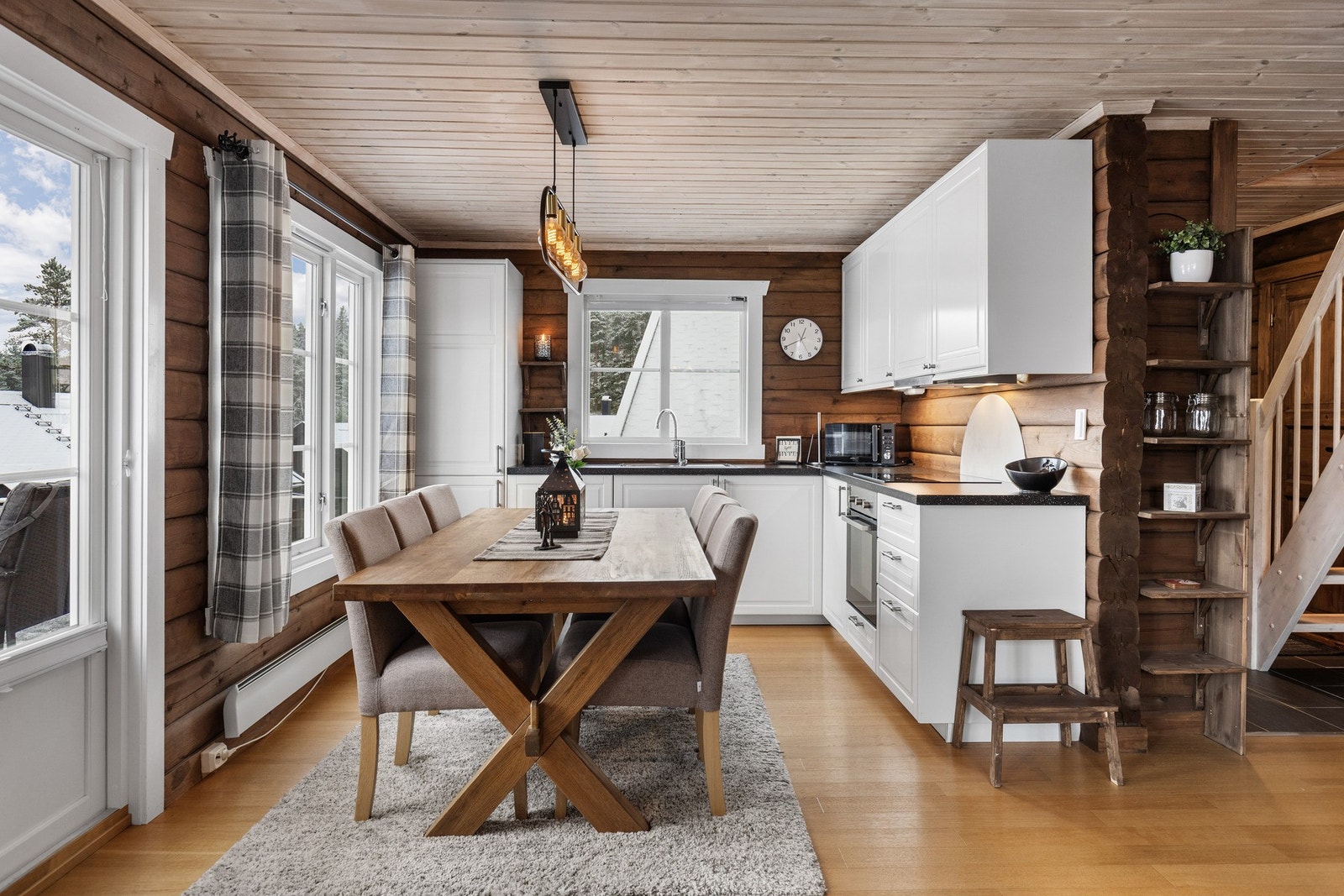 Det er plass til større spisebord ved kjøkkenet. Galleribilde