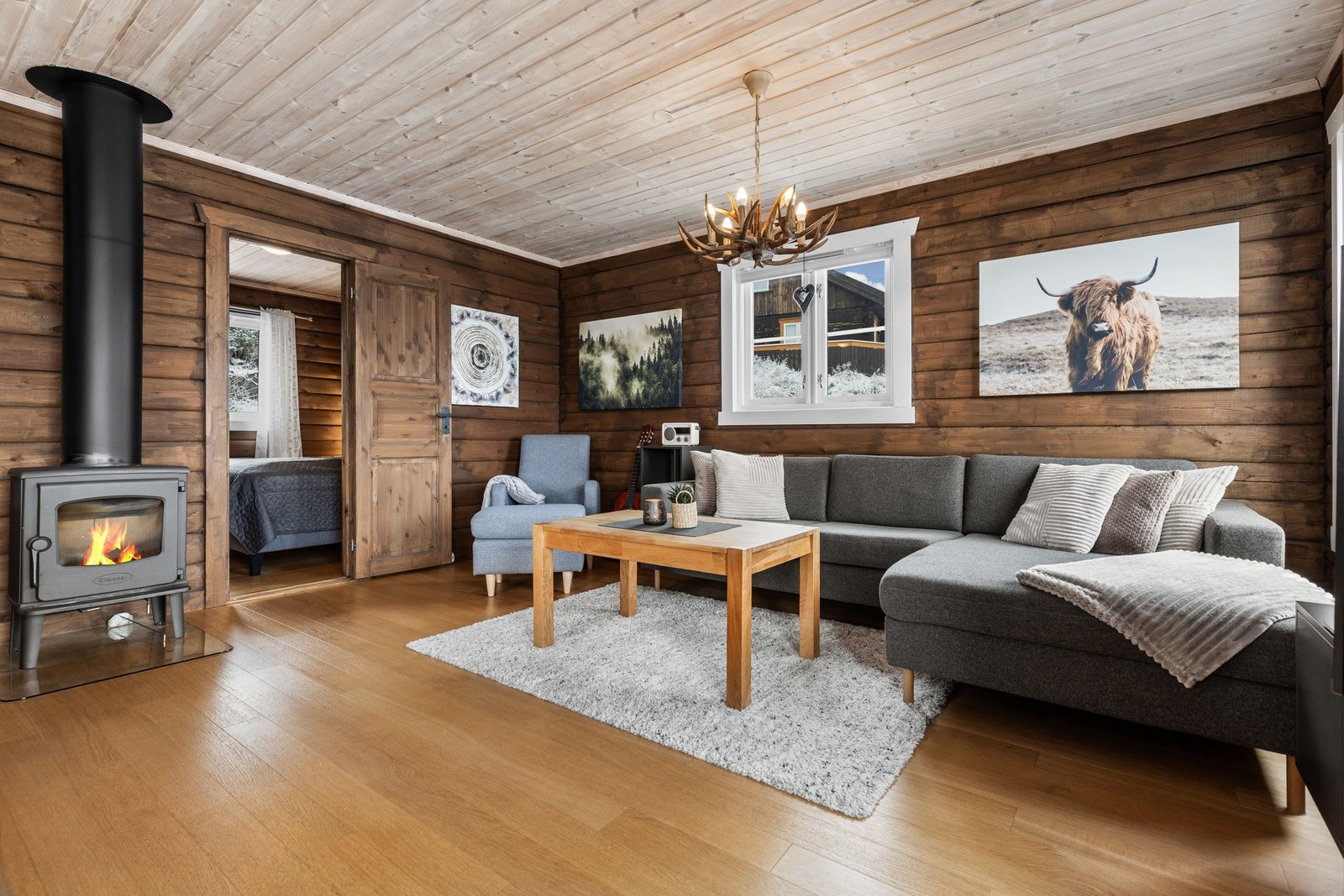 Stuen er romslig med lite innsyn. Galleribilde