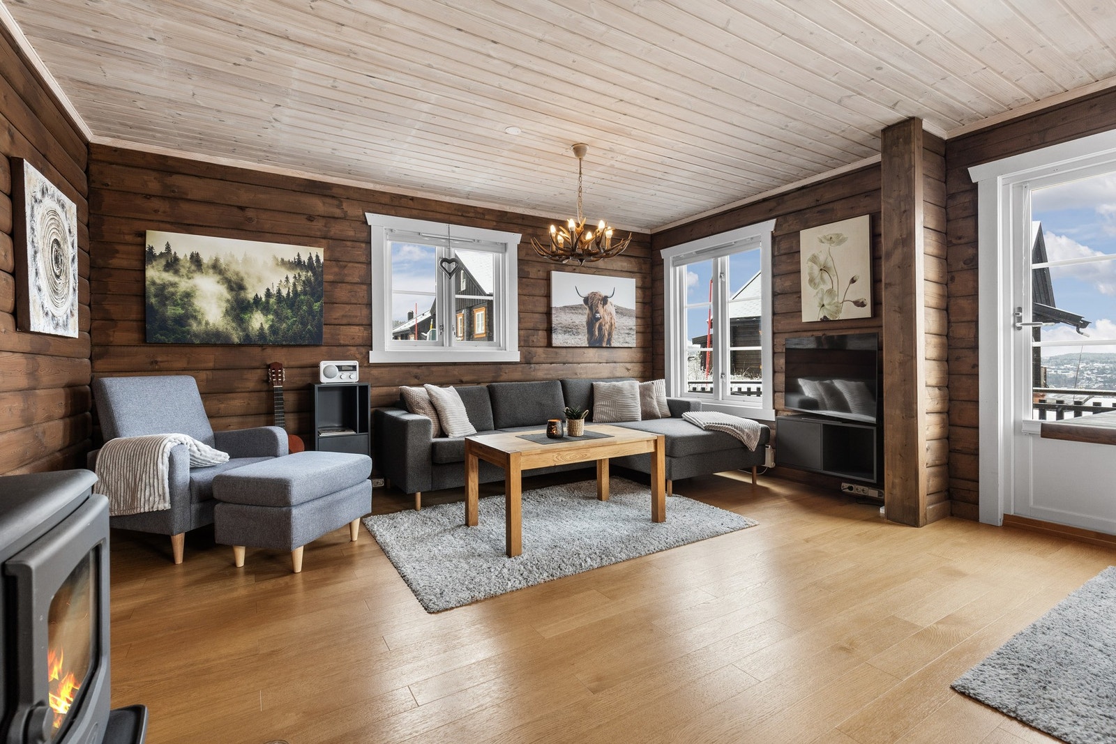 Stuen byr på hyggelig utsyn. Galleribilde