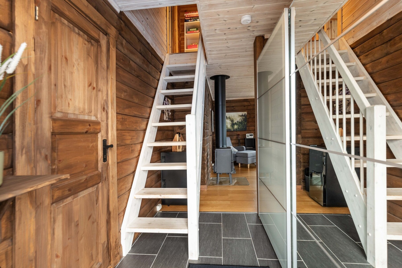 Flislagt entré innredet med garderobe. Galleribilde