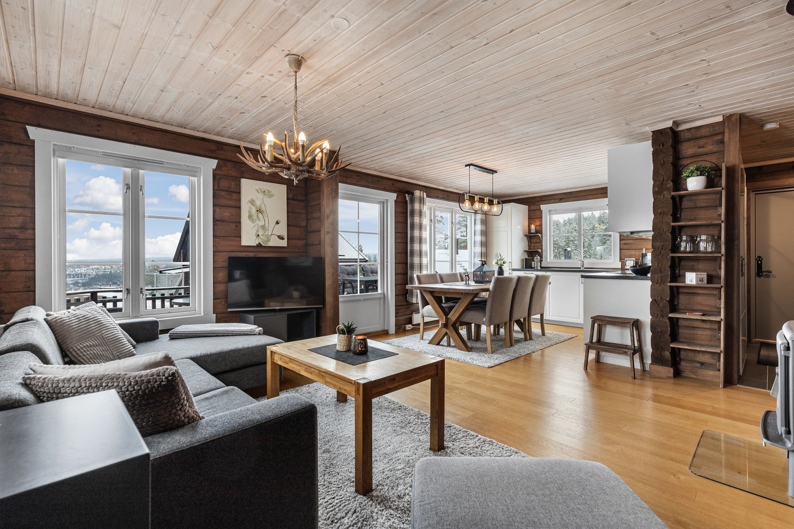 Stuen er av en fin størrelse med god plass til sitteplass for venner og familie. Galleribilde