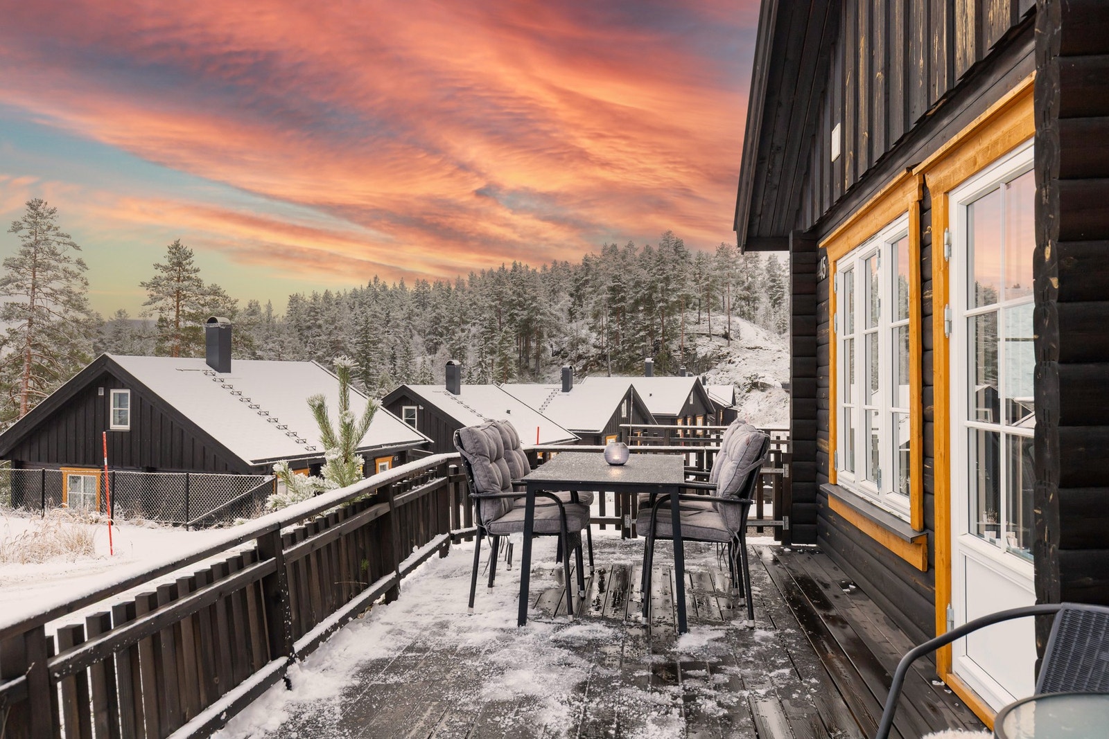 På terrassen er det godt med plass til grill, utemøbler og annet. Galleribilde