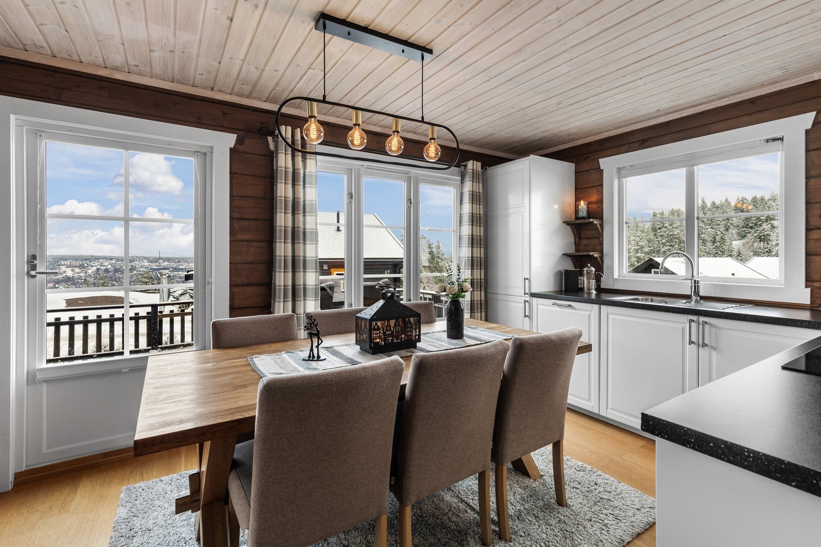 Fra stue/kjøkken er det utgang til terrasse. Galleribilde