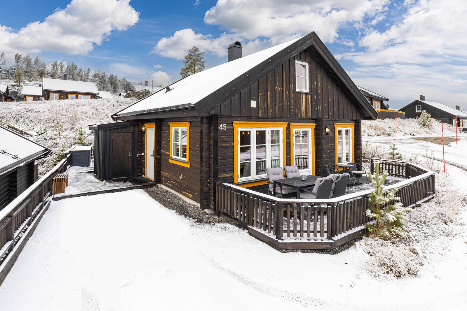 Gruslagt gårdsplass med plass til ca. to biler. Ytterligere bod ved inngangsparti. Galleribilde