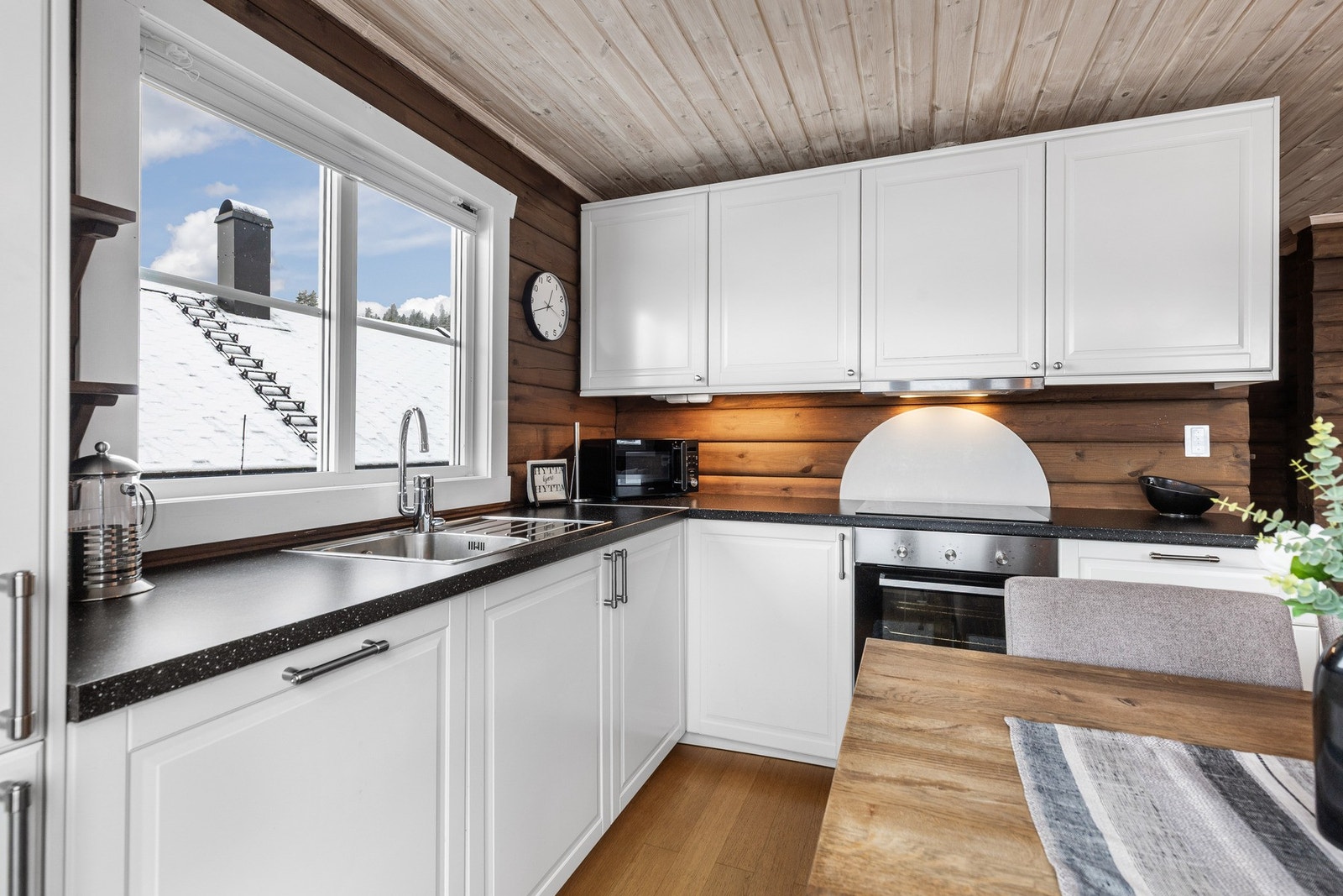 integrerte hvitevarer inkluderer oppvaskmaskin, ovn, koketopp og kjøl-/fryseskap. Galleribilde