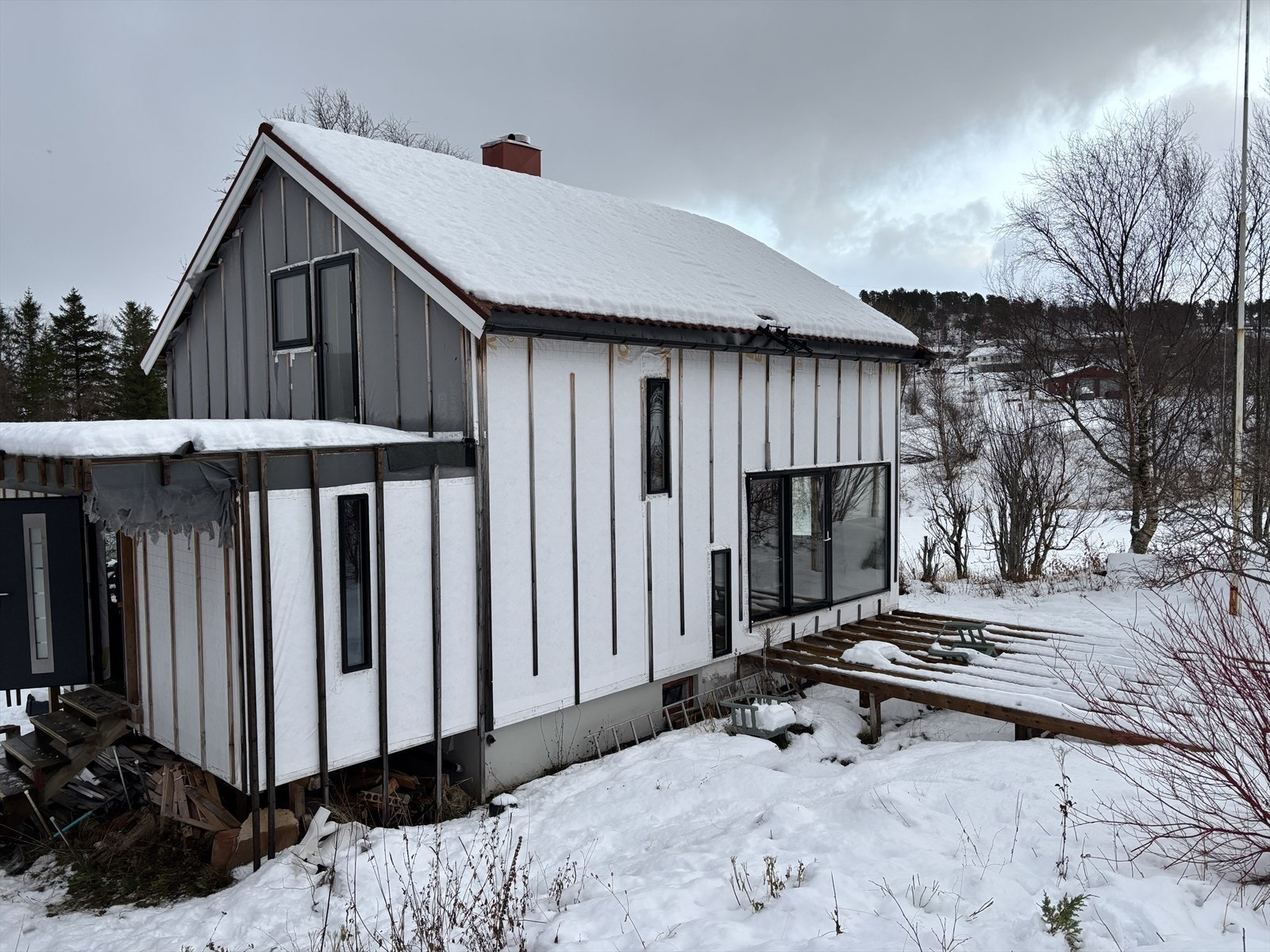Baksiden av boligen med påbegynt terrassedel Galleribilde
