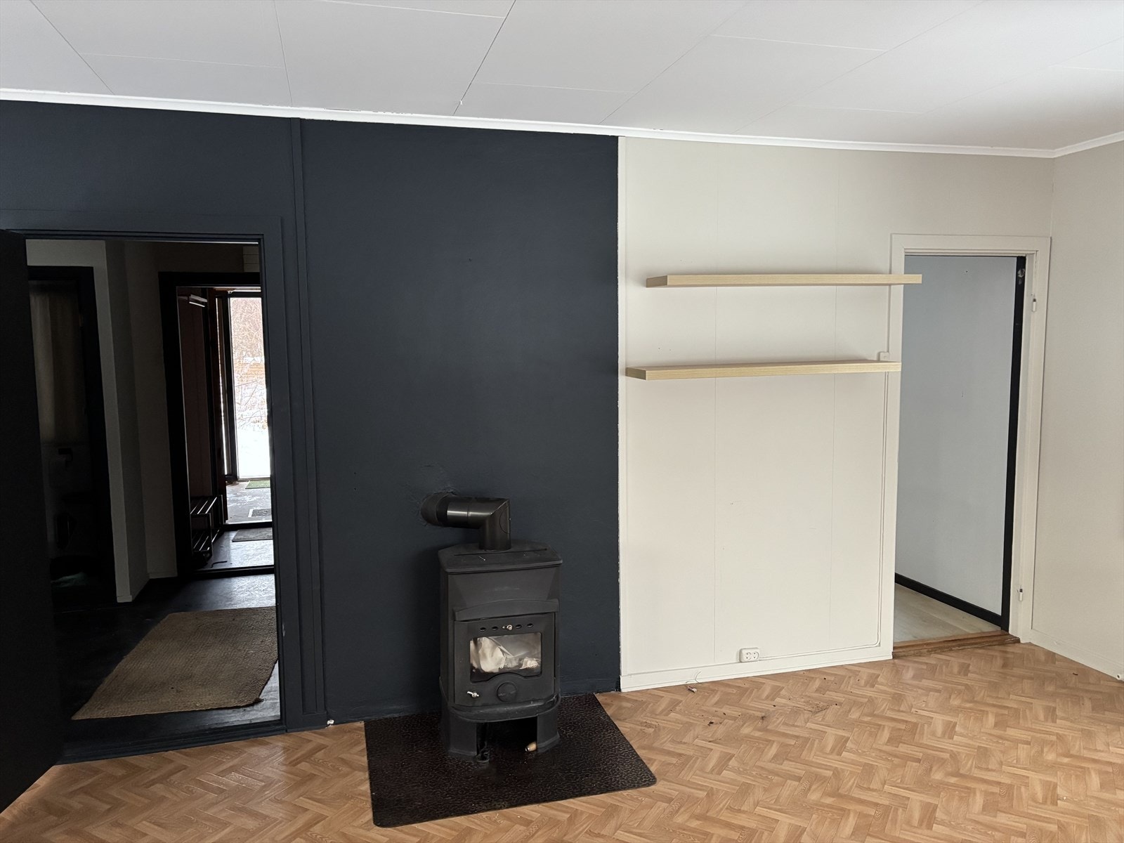 Del av stuen mot gang og utgangsparti- inngang til kjøkken mot høyre side Galleribilde