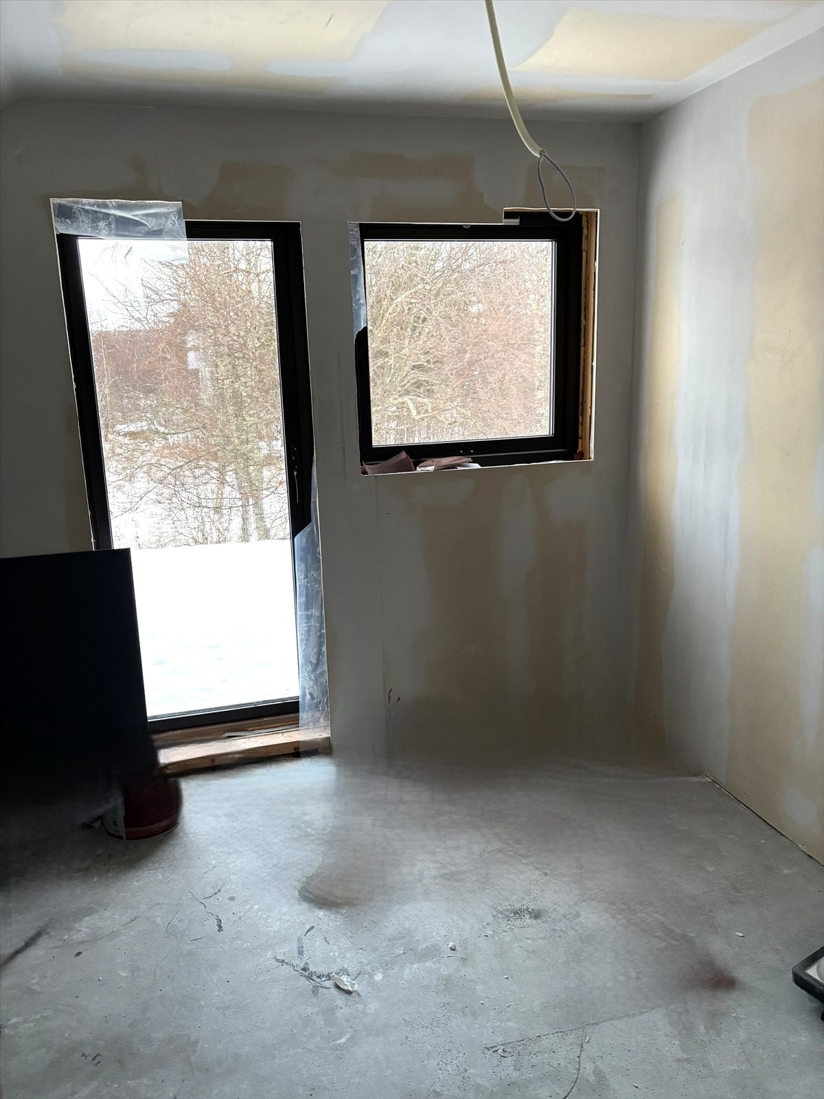 Inngang til rom i kjeller fra nedsiden av boligen - påbegynt, ikke ferdigstilt Galleribilde