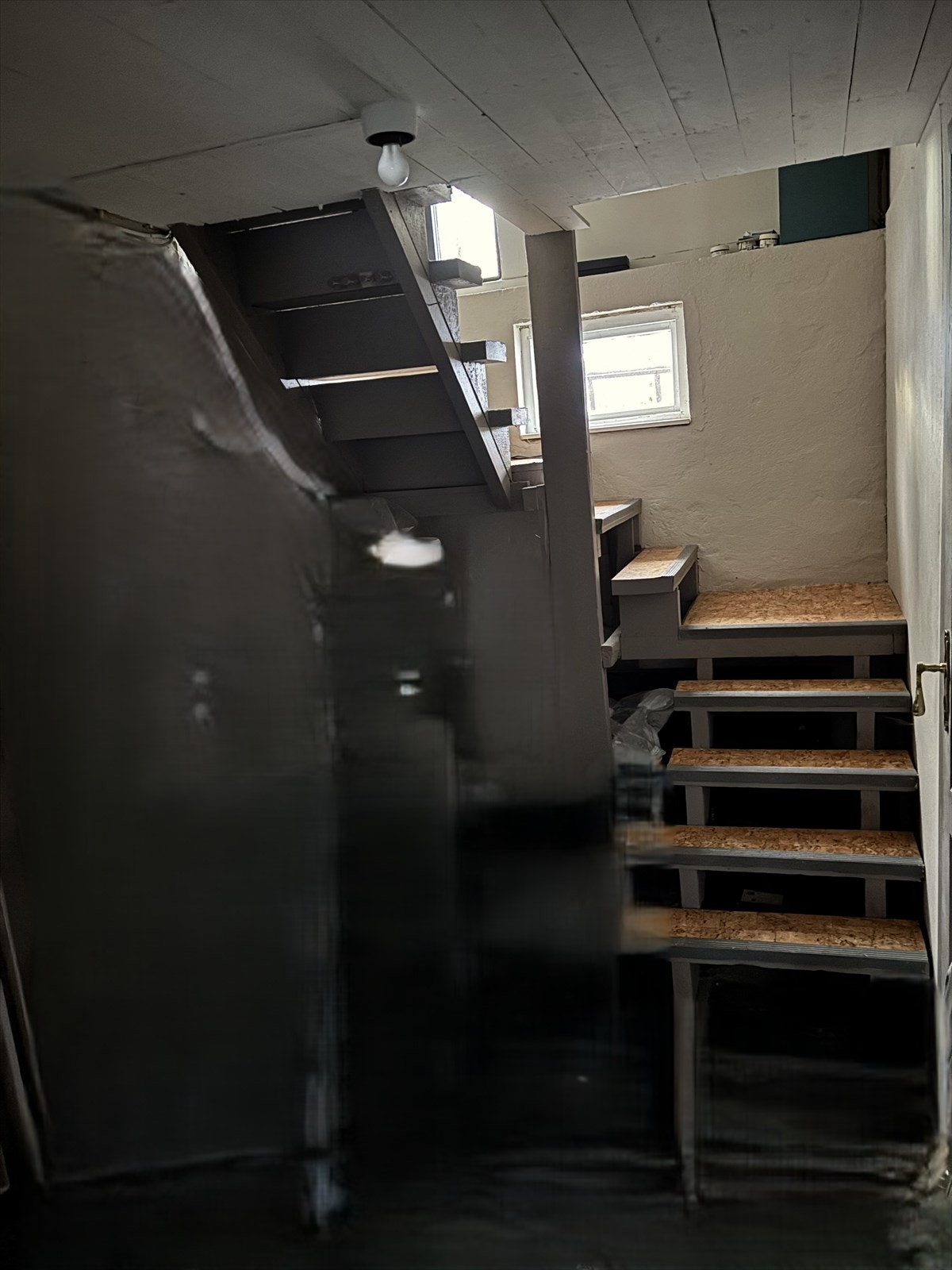 Bilde av trappeoppgang fra kjeller Galleribilde