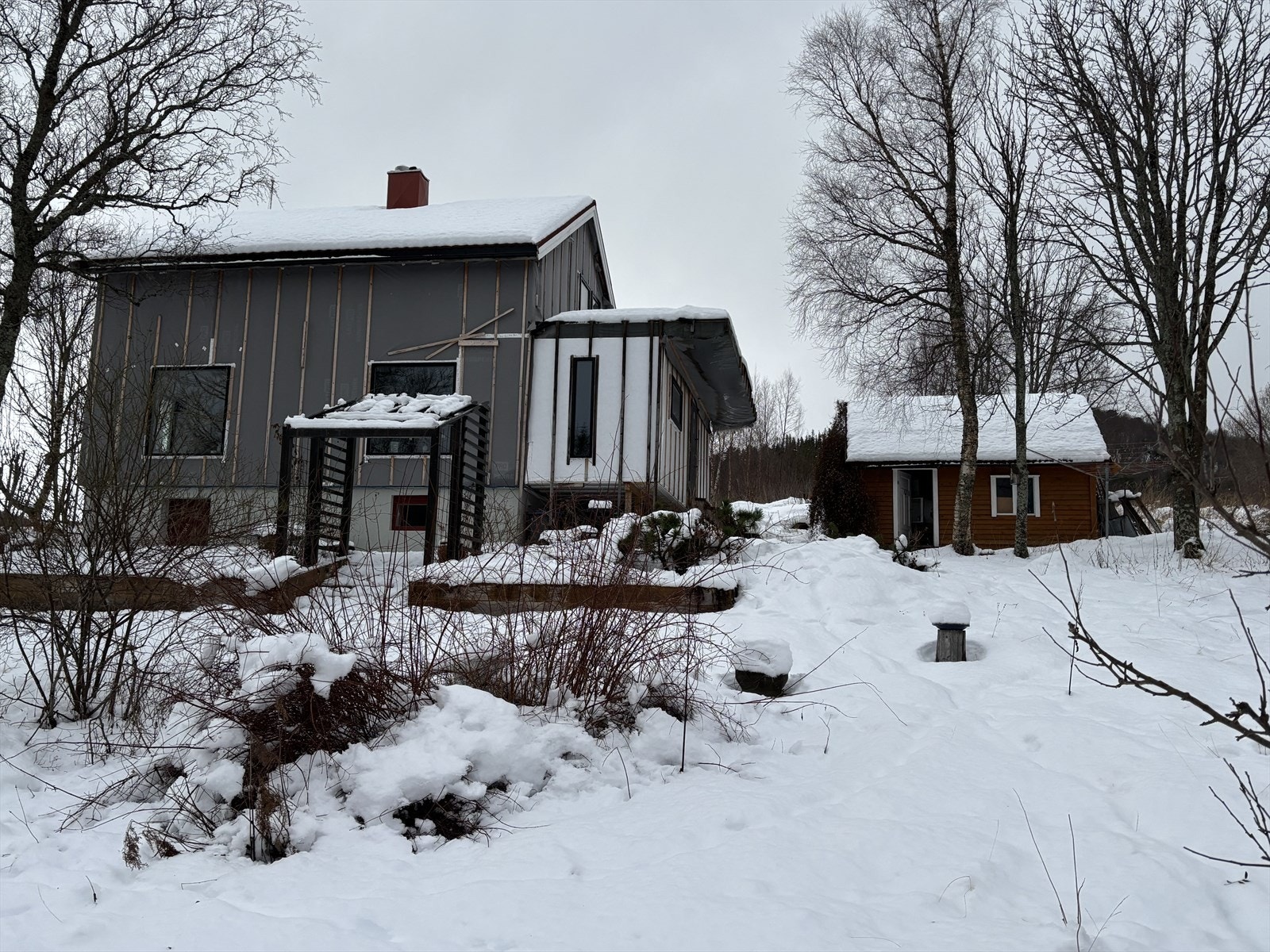 Bilde av boligen med uthus Galleribilde