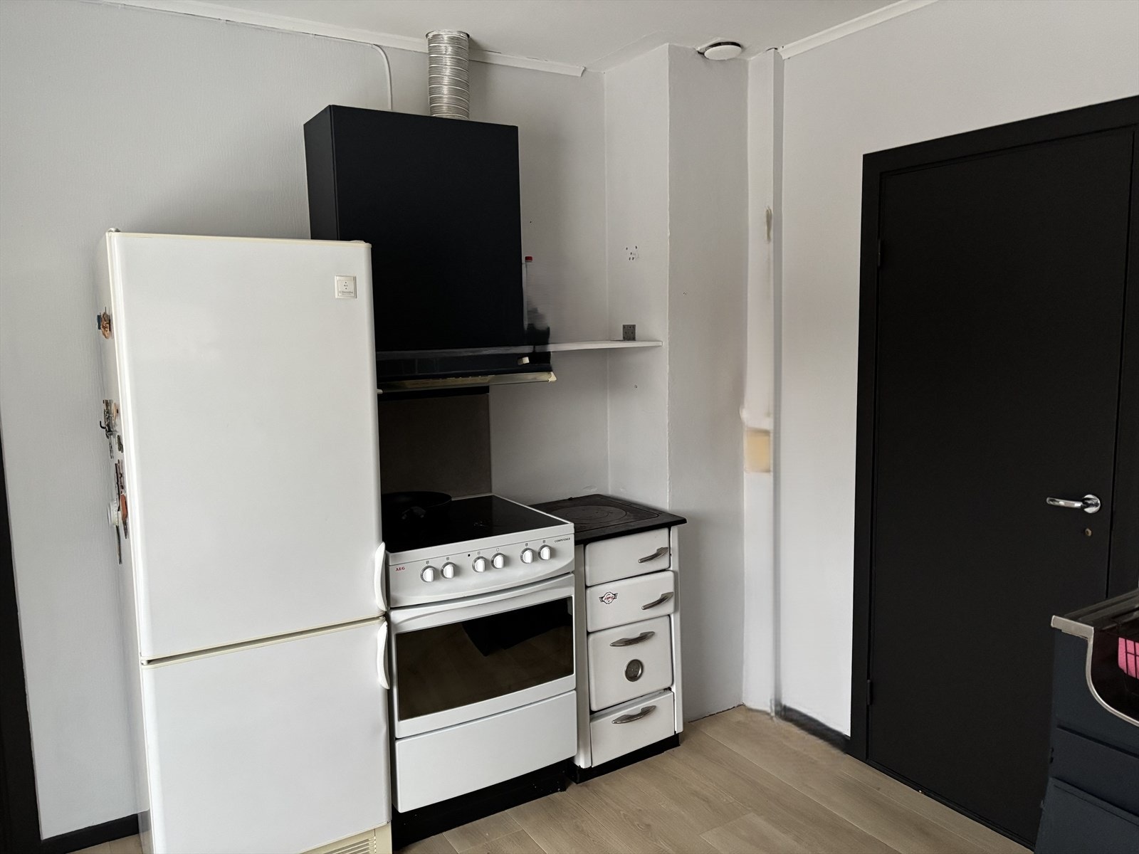 Del av kjøkken med vedovn.jpg Galleribilde