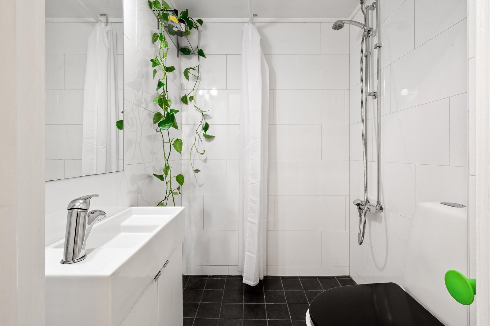 Lyst og modernisert bad tatt i regi av borettslaget i 2001. Badet er utstyrt med flislagte gulv og vegger, innredning og dusjhjørne Galleribilde
