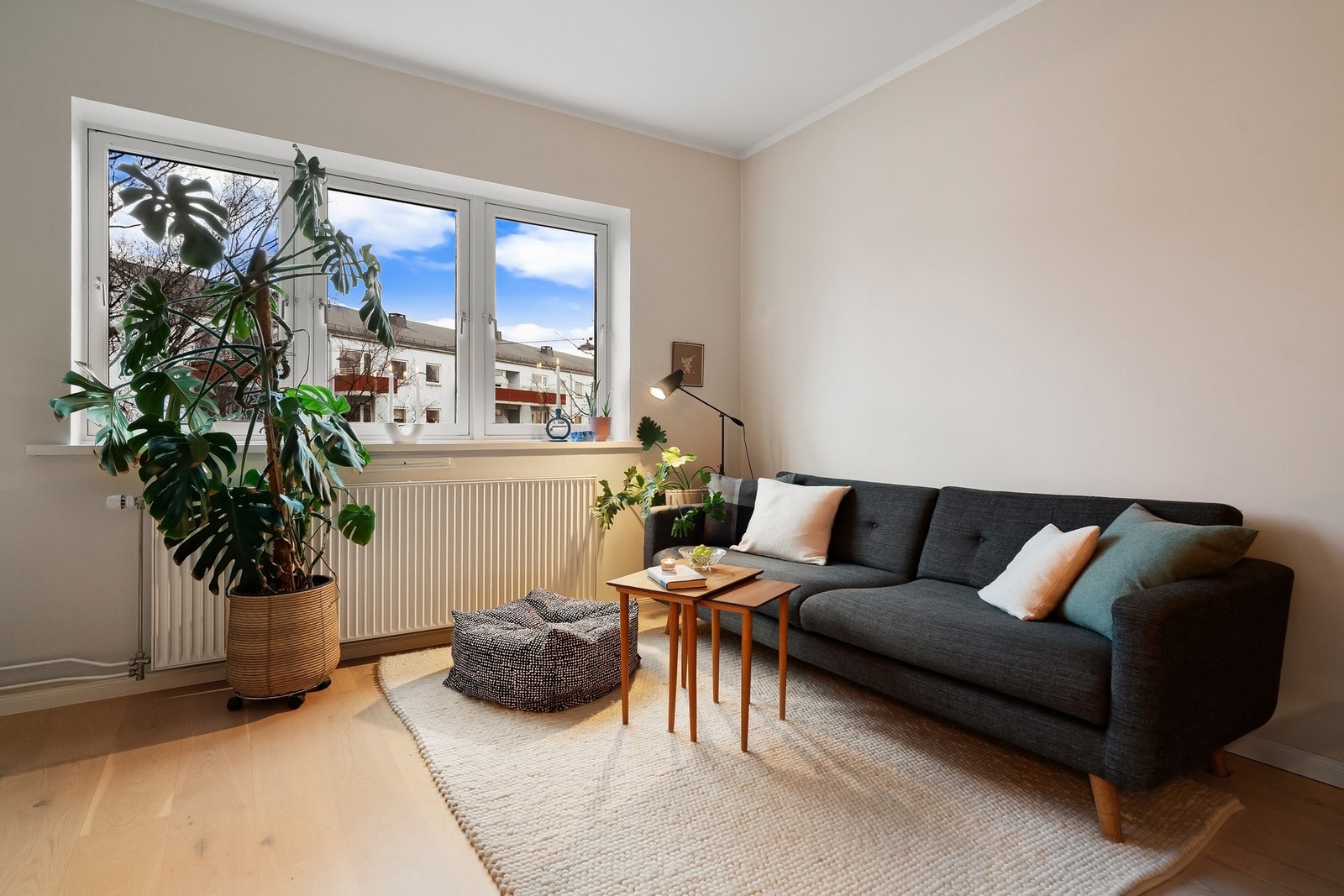 Store vindusflater slipper inn rikelig med dagslys. Galleribilde
