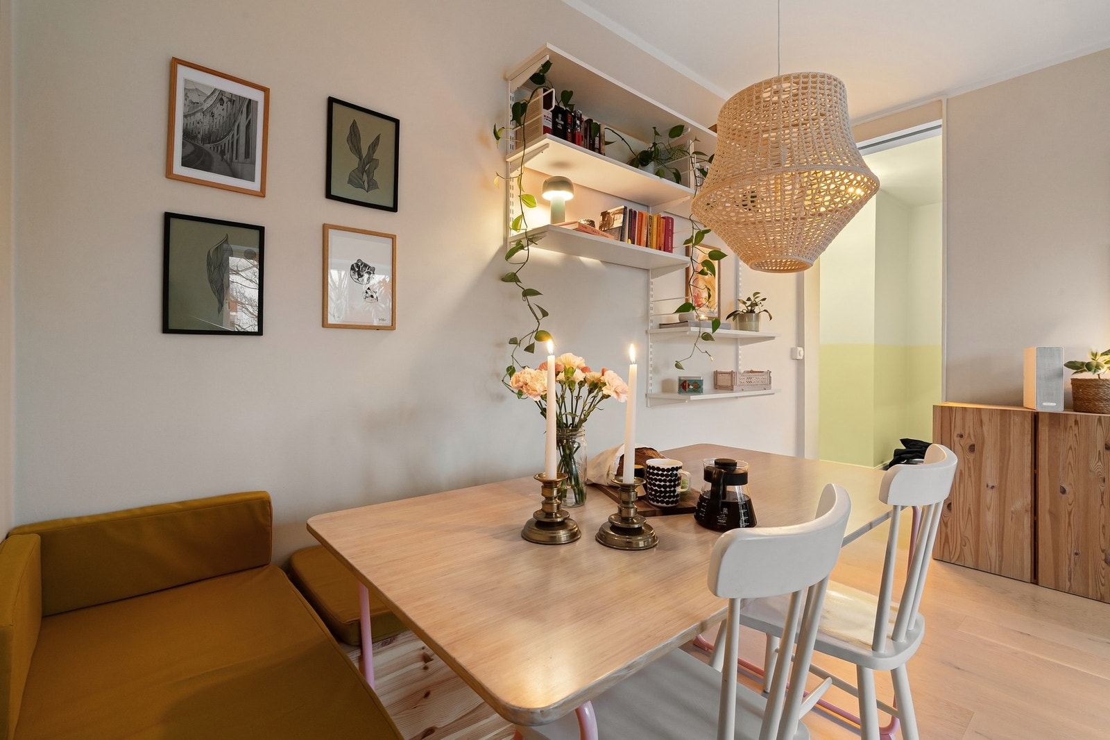 Rommets utforming gjør det enkelt å møblere med både sofagruppe og spiseplass. Galleribilde