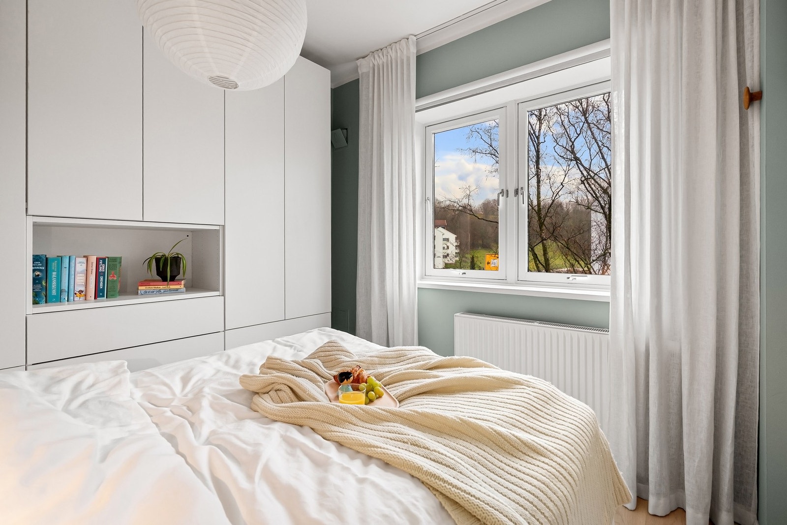 De store vinduene slipper inn rikelig med lys og gir rommet en luftig og behagelig atmosfære. Galleribilde
