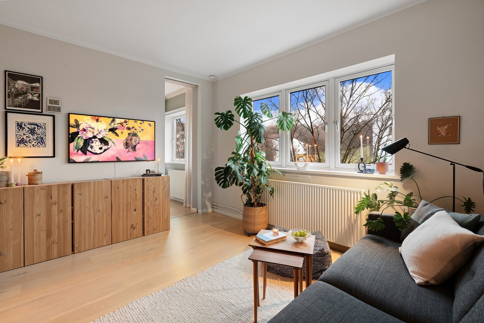 Fra stuen er det adkomst til soverommet gjennom skyvedør. Galleribilde