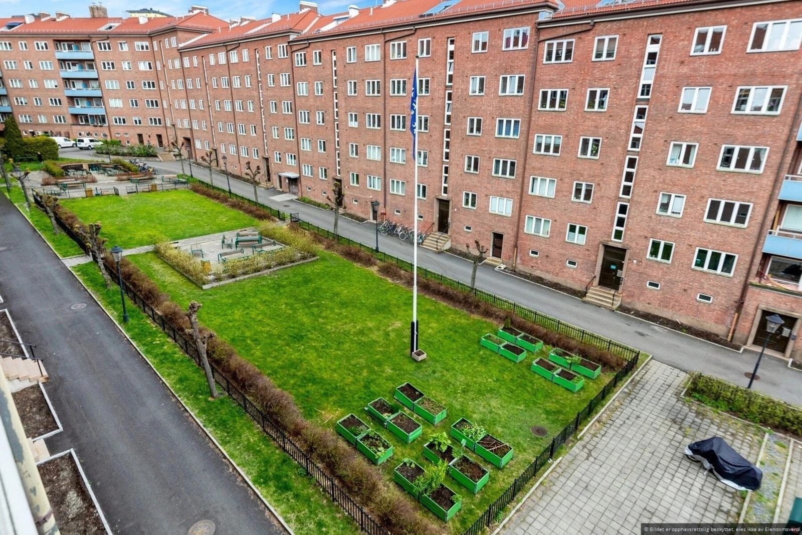 Borettslaget har grønne plener, og sitteplasser både under soltak og i det fri. Gassgriller er utplassert til gratis utlån i sommerhalvåret. Galleribilde