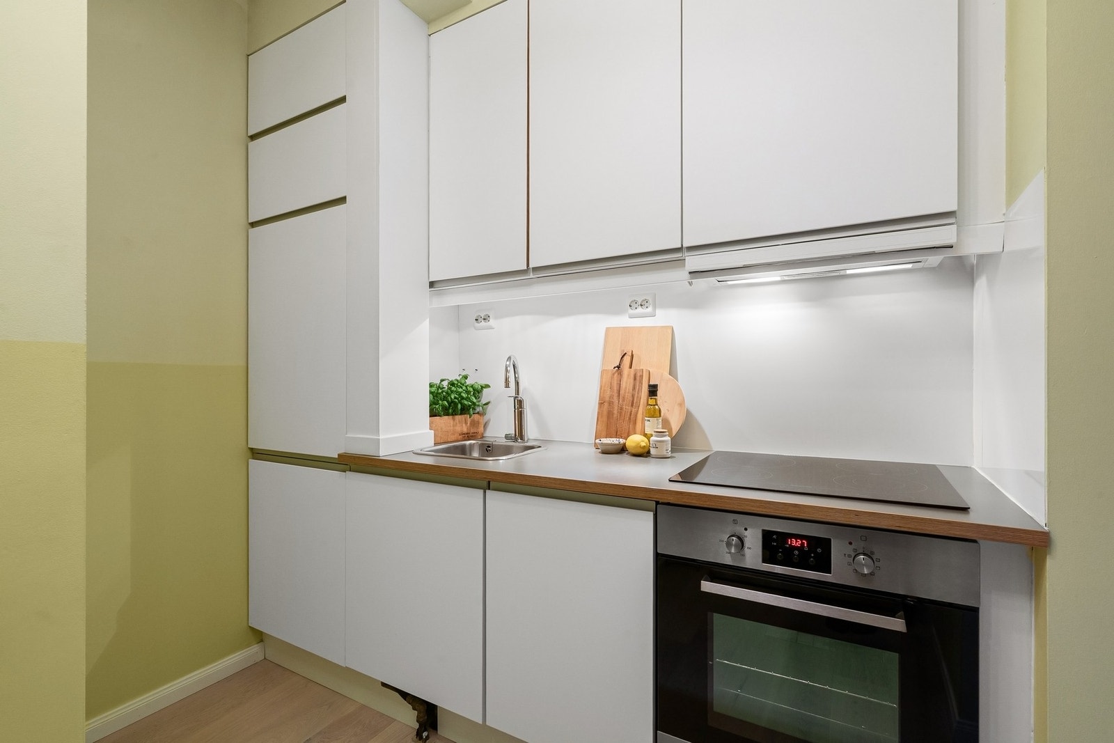 Innredningen har glatte fronter og takhøye skap som gir et rent og tidløst uttrykk. Over benken er det montert kitchenboards. Galleribilde