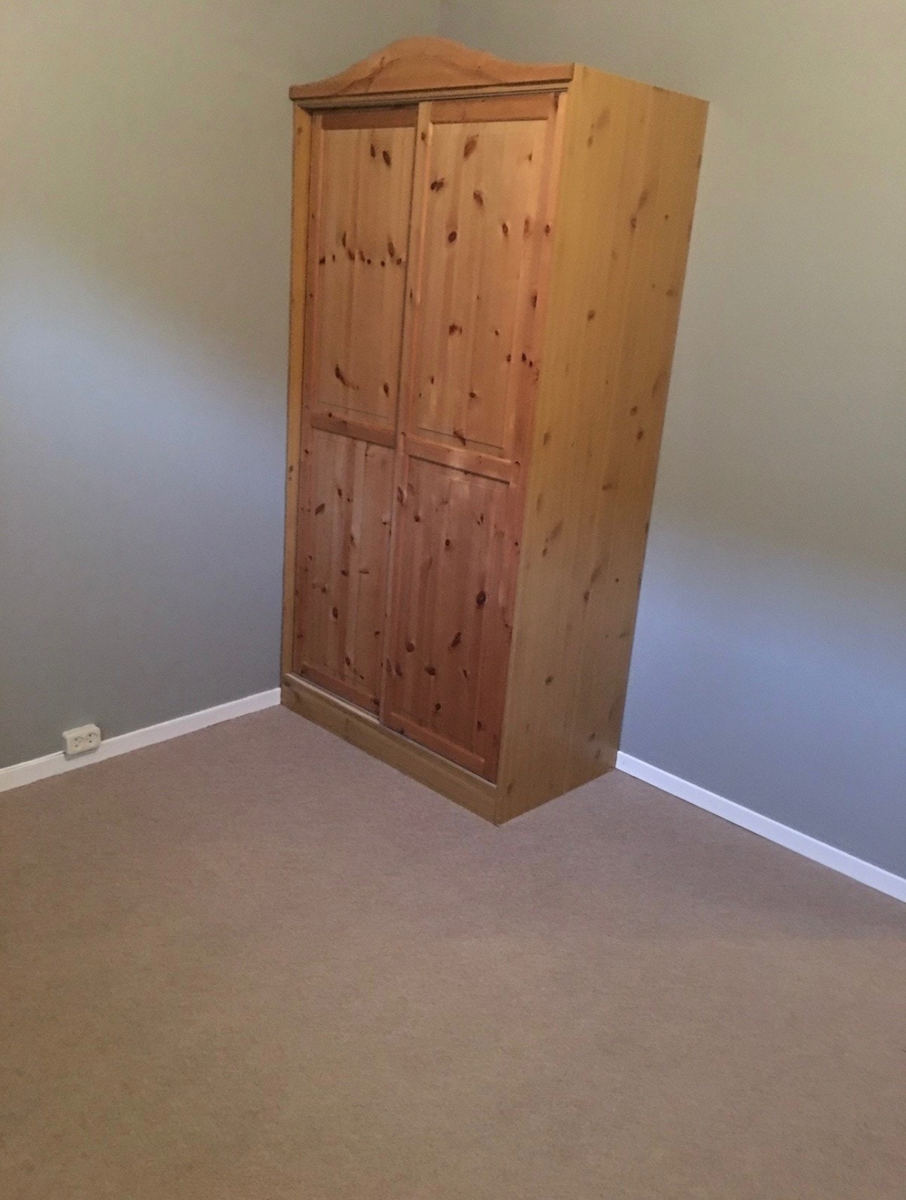 Soverom. Fastmontert klesskap. Galleribilde