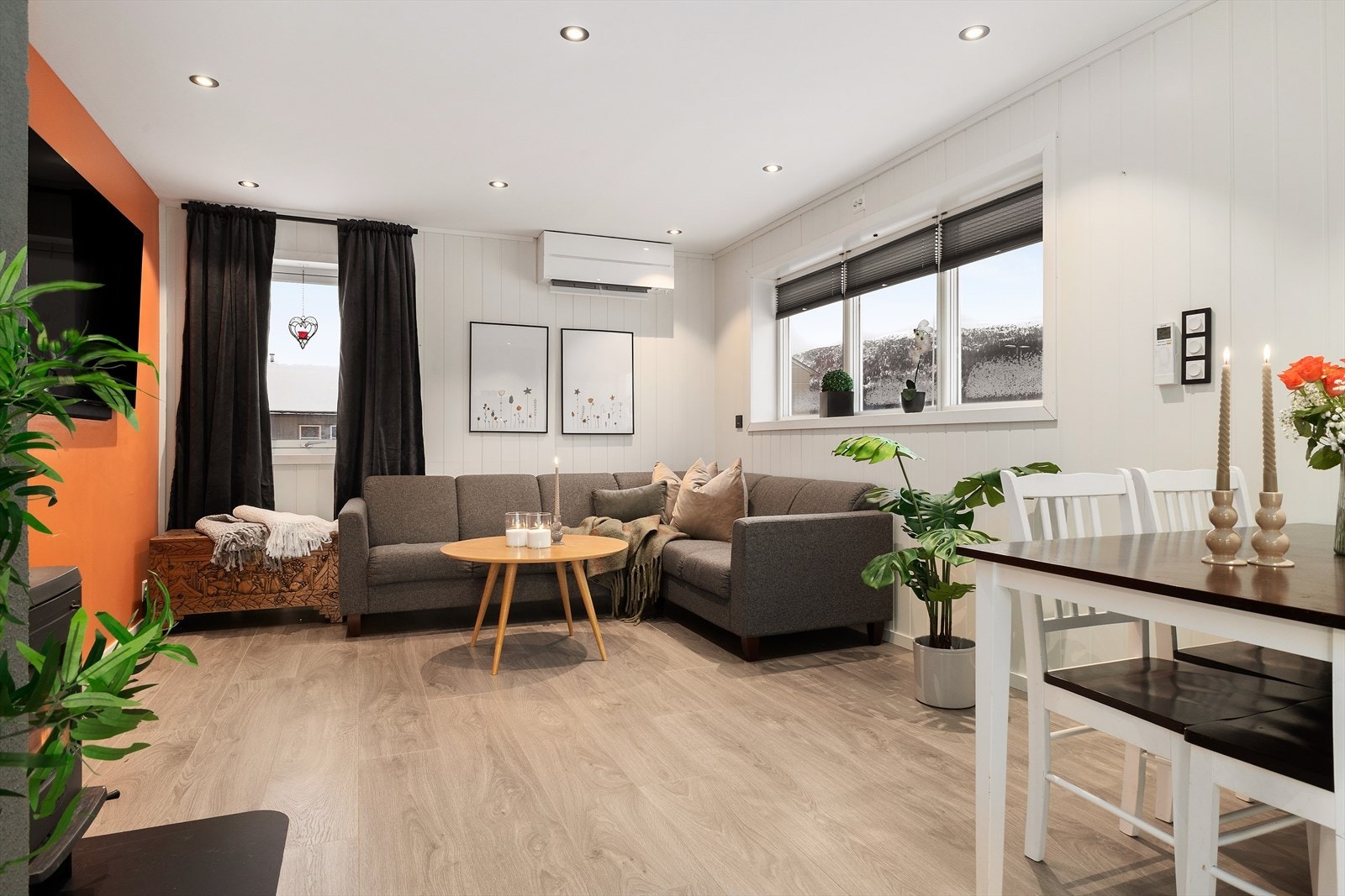 Hyggelig stue med plass til sofakrok og godstol. Galleribilde