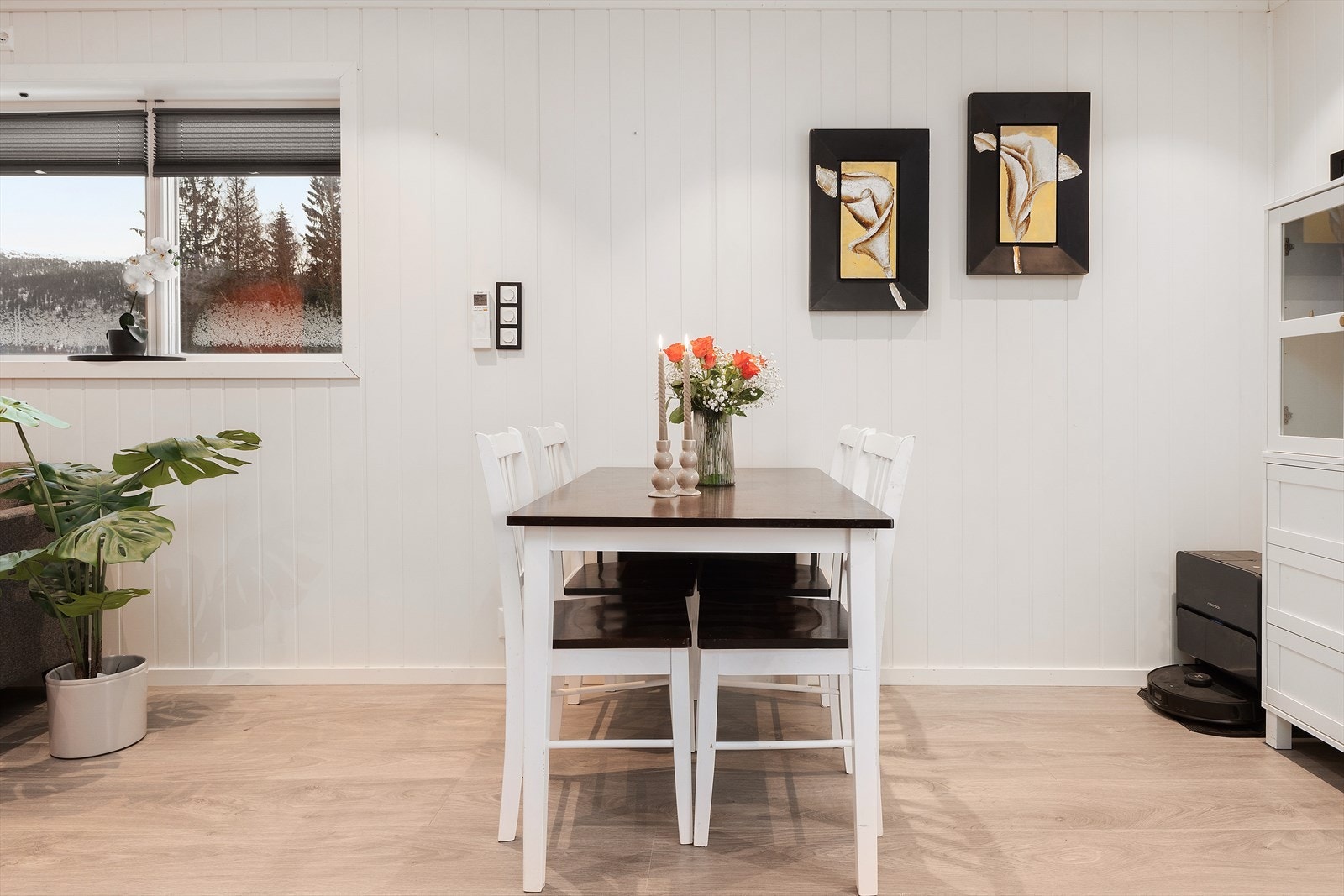 Som en naturlig avgrensning mellom stue og kjøkken er det plass til et spisebord. Galleribilde