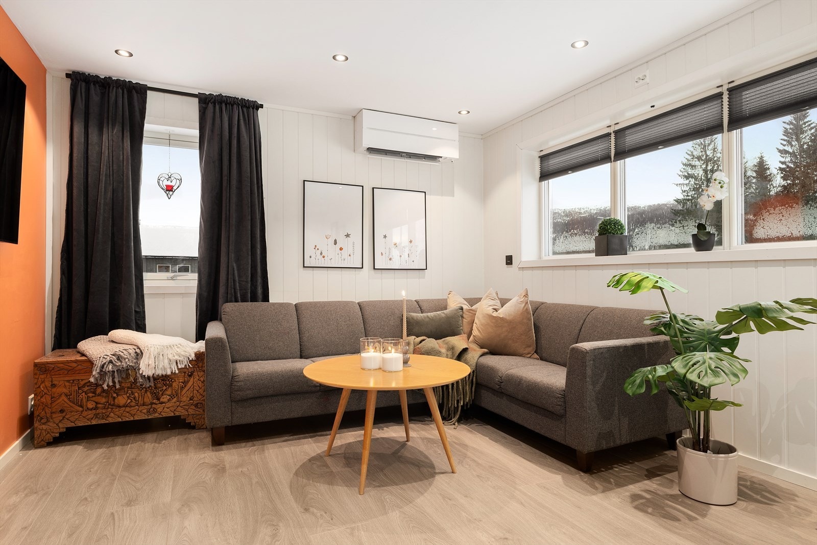 Hovedplan inneholder entre, stue, kjøkken, soverom, bod og trappegang. Galleribilde