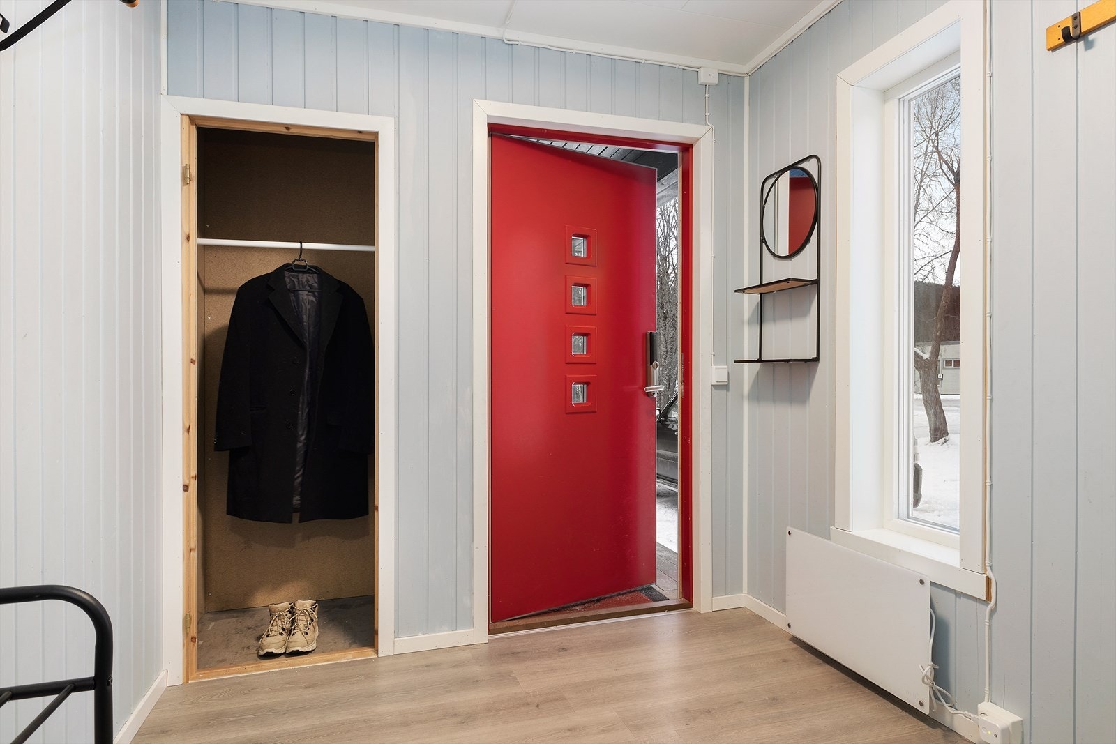 I 2024 ble det lagt nytt tak med tilhørende beslag, takrenner og nedløp, samt en terrasse. Arbeider et utført av firma. Galleribilde