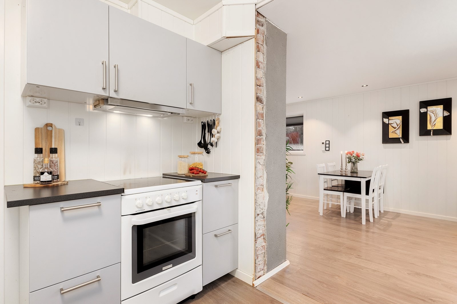 Bytting av inntak til hus, lagt opp skjultanlegg og til opp strøm til garasje er utført av firma de senere år. Galleribilde