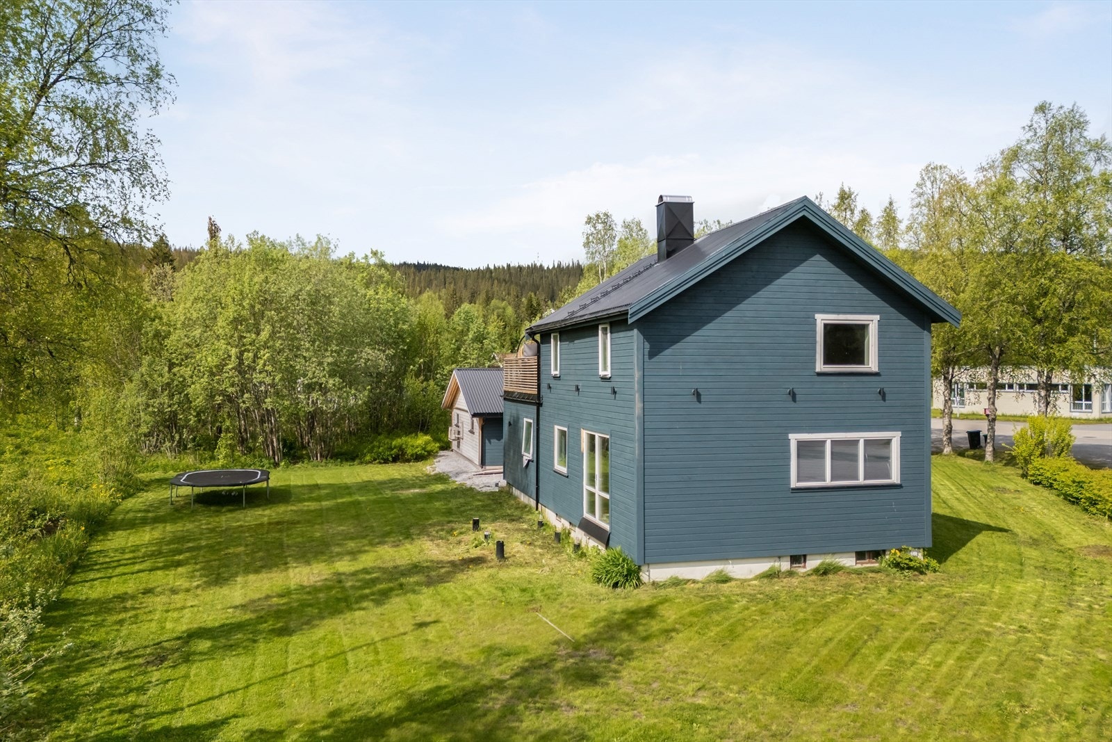 Eiendommen ligger sentralt til, med det som må kunne være å antas stedes korteste skolevei. Galleribilde