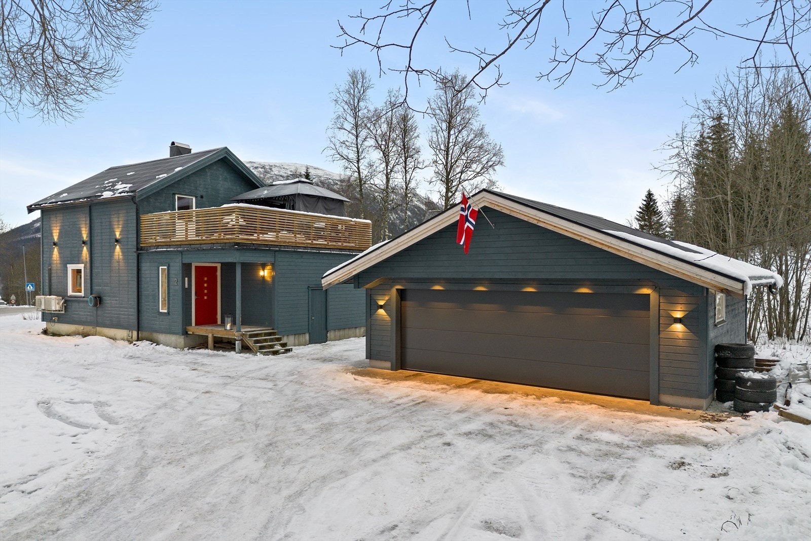 Eiendommen består av enebolig og dobbeltgarasje på romslig og relativt plan tomt. Meget praktisk garasje som ble oppført i -22, med isolerte vegger, el-billader og varmepumpe. Galleribilde