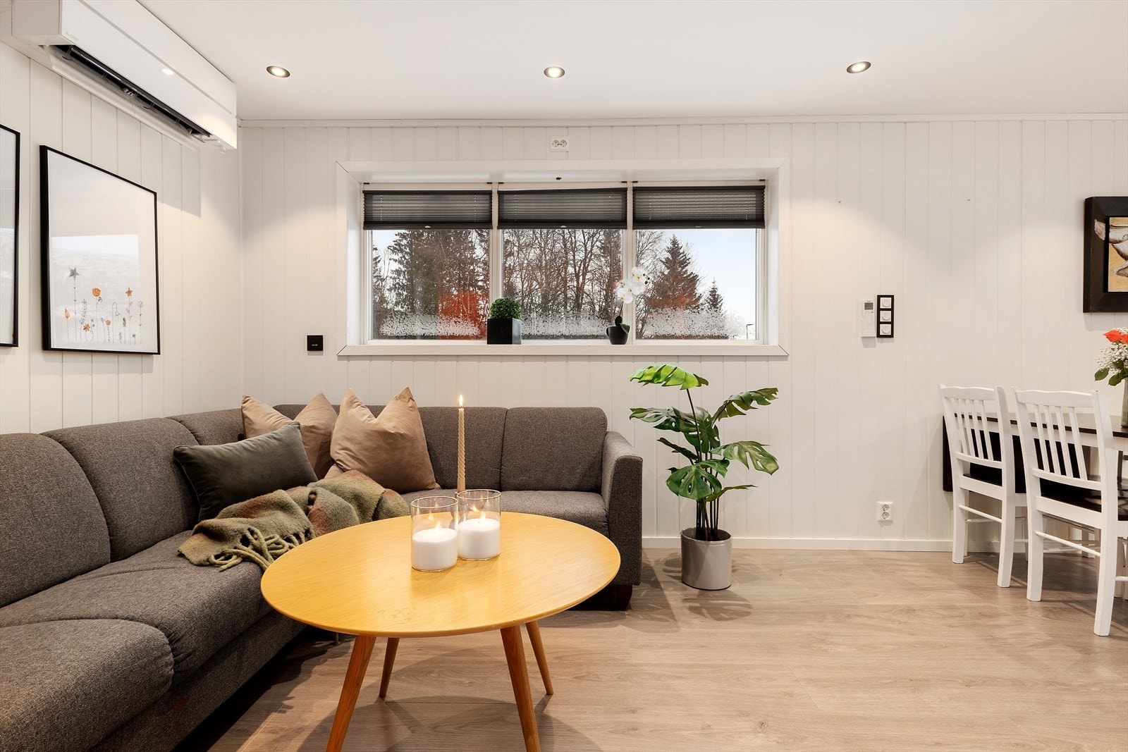 Store vindusflater på flere av veggene i stua gir godt med naturlig dagslys inn. Galleribilde