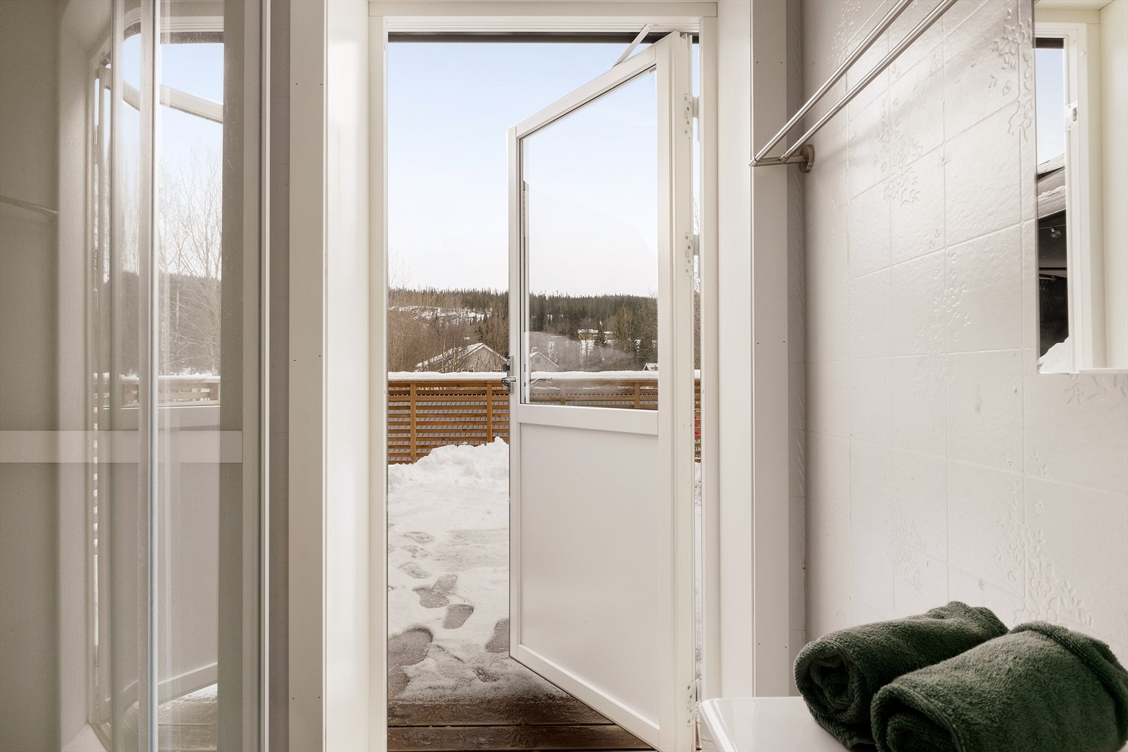 Fra badet er det utgang til en romslig takterrasse på ca. 33 m2. Galleribilde