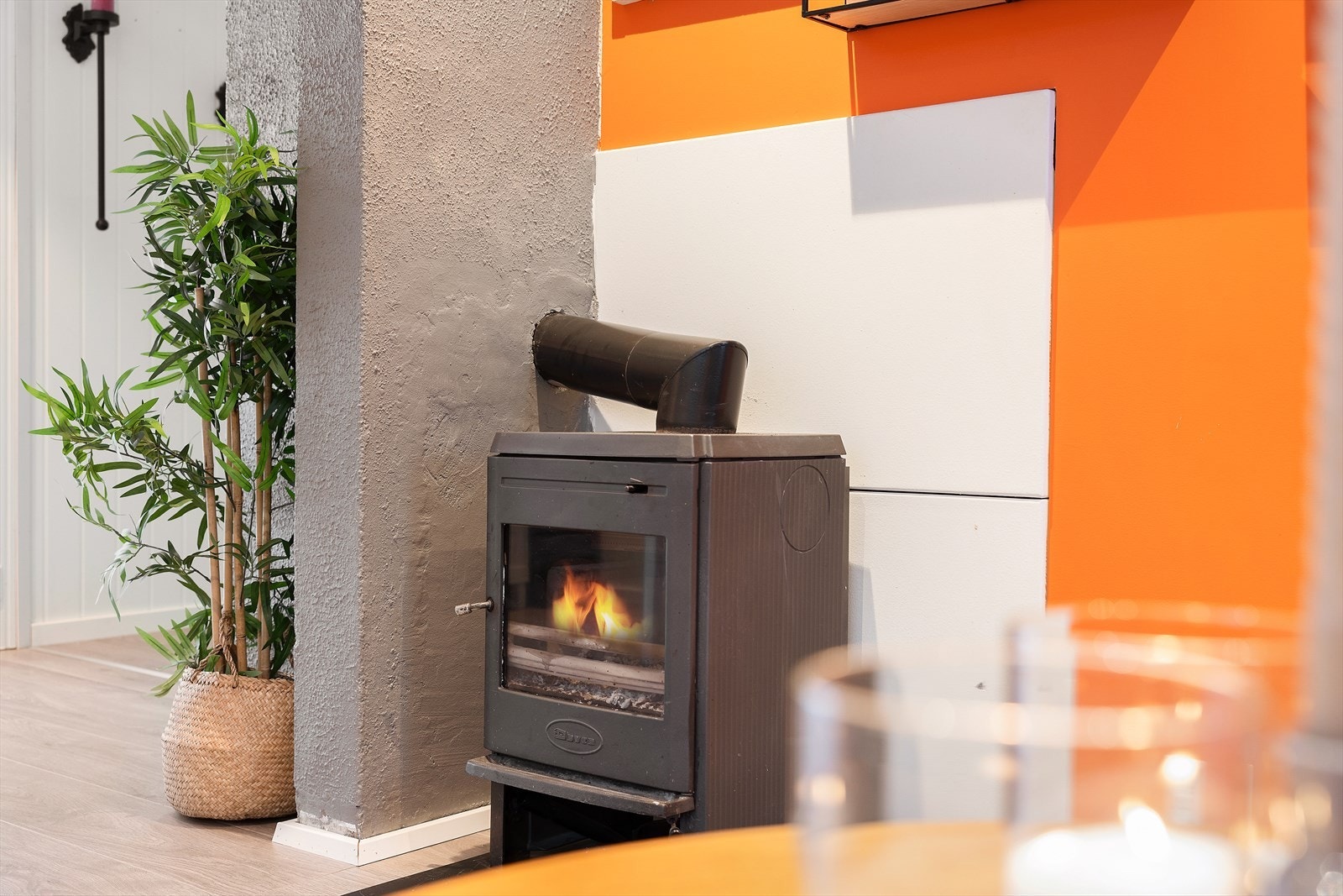 Boligen varmes opp med vedovn i stue, varmepumpe i stue fra 2024 og varmepumpe i trappen til 2.etasje fra 2018. Galleribilde