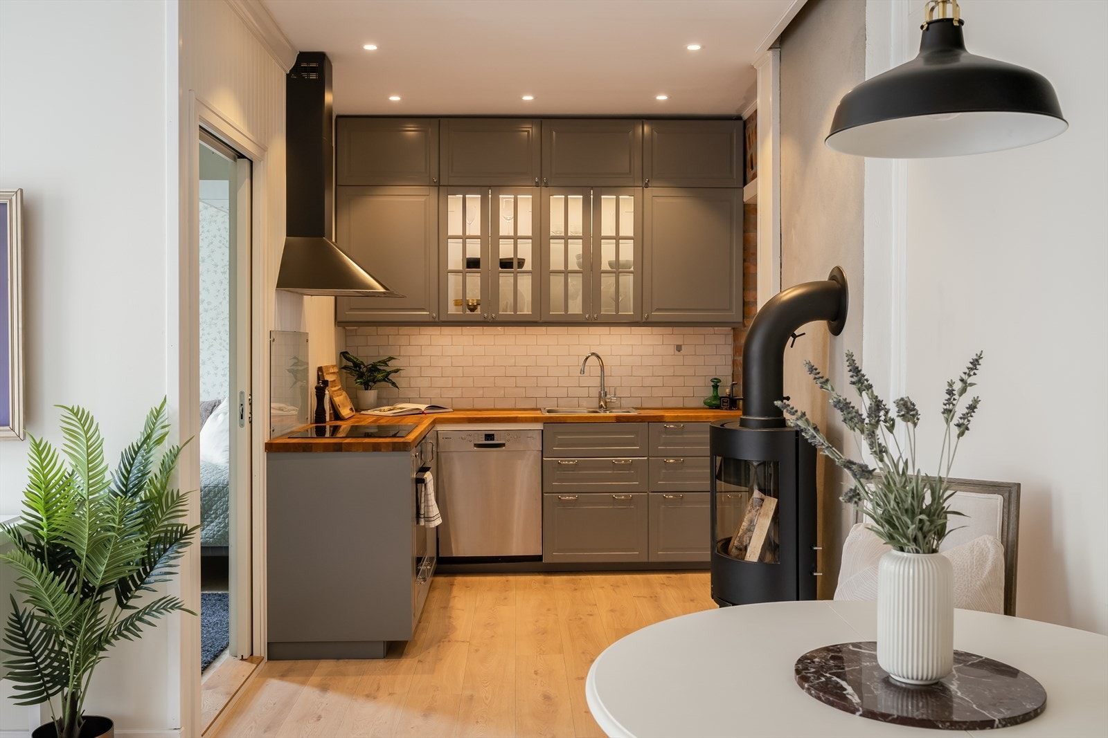 Tidløst hjørnekjøkken med profilerte fronter. Galleribilde