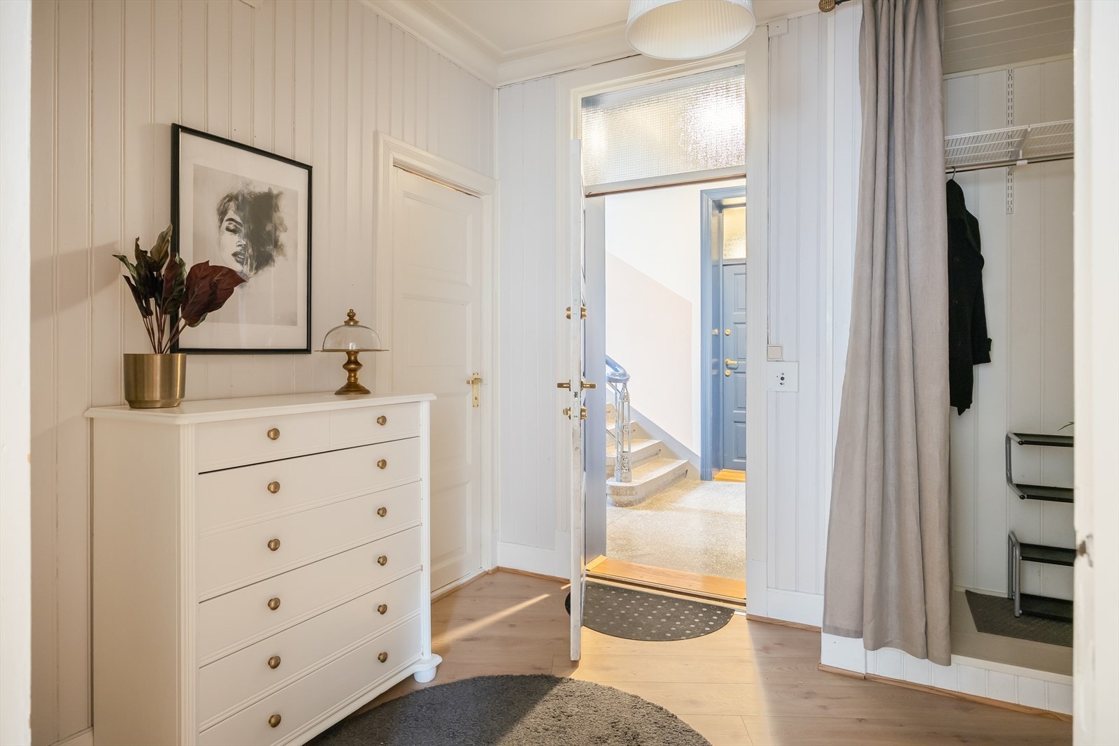 Kommode i gang kan kjøpes med. Galleribilde