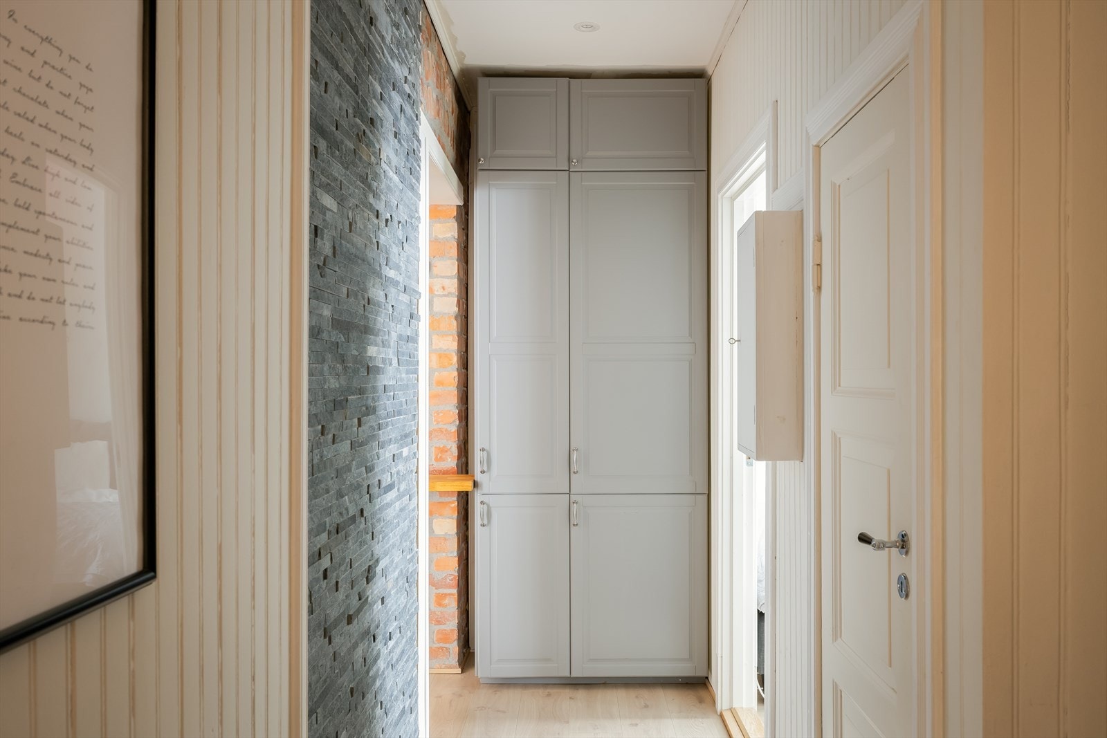 I tillegg til rikelig med skapplass i leiligheten, medfølger det en bod i kjeller for ekstra oppbevaring. Galleribilde