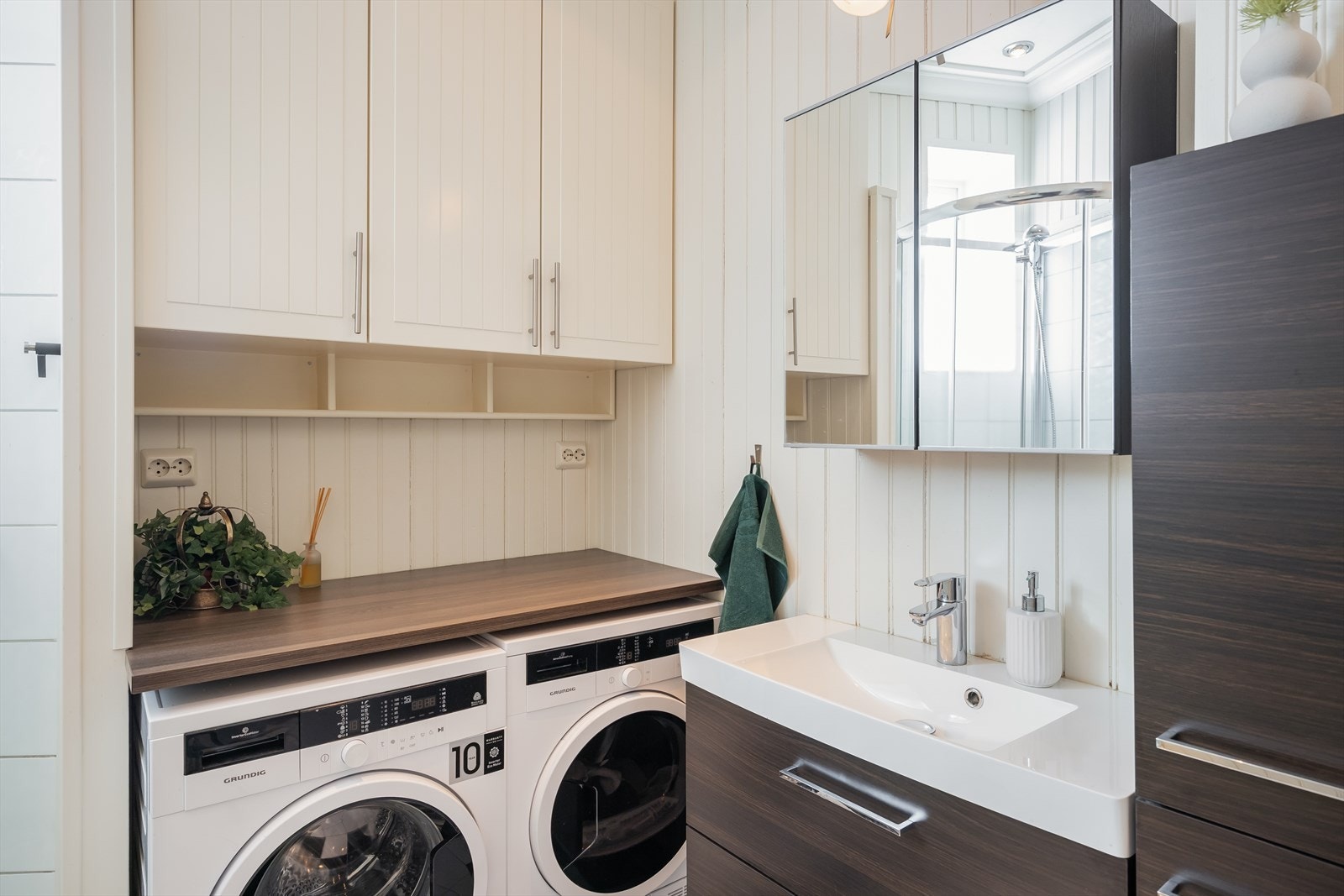 Dusjkabinett ble byttet ut i 2012, veggene ble overflatebehandlet i 2013, ny innredning ble installert i 2014, og termostat for varmekablene i gulvet ble oppgradert i 2017. Galleribilde