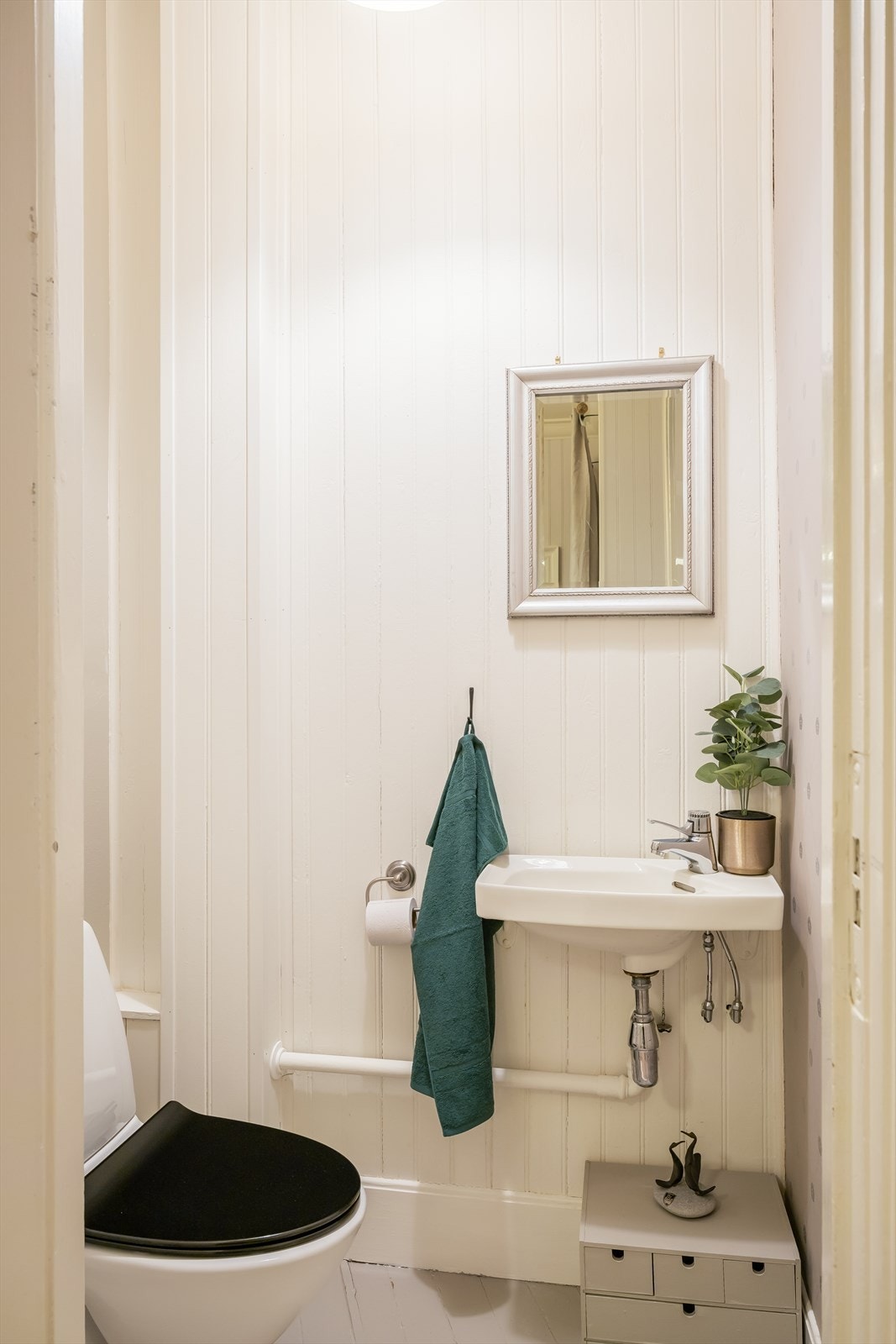 Praktisk separat toalettrom på 1,3 m². Galleribilde